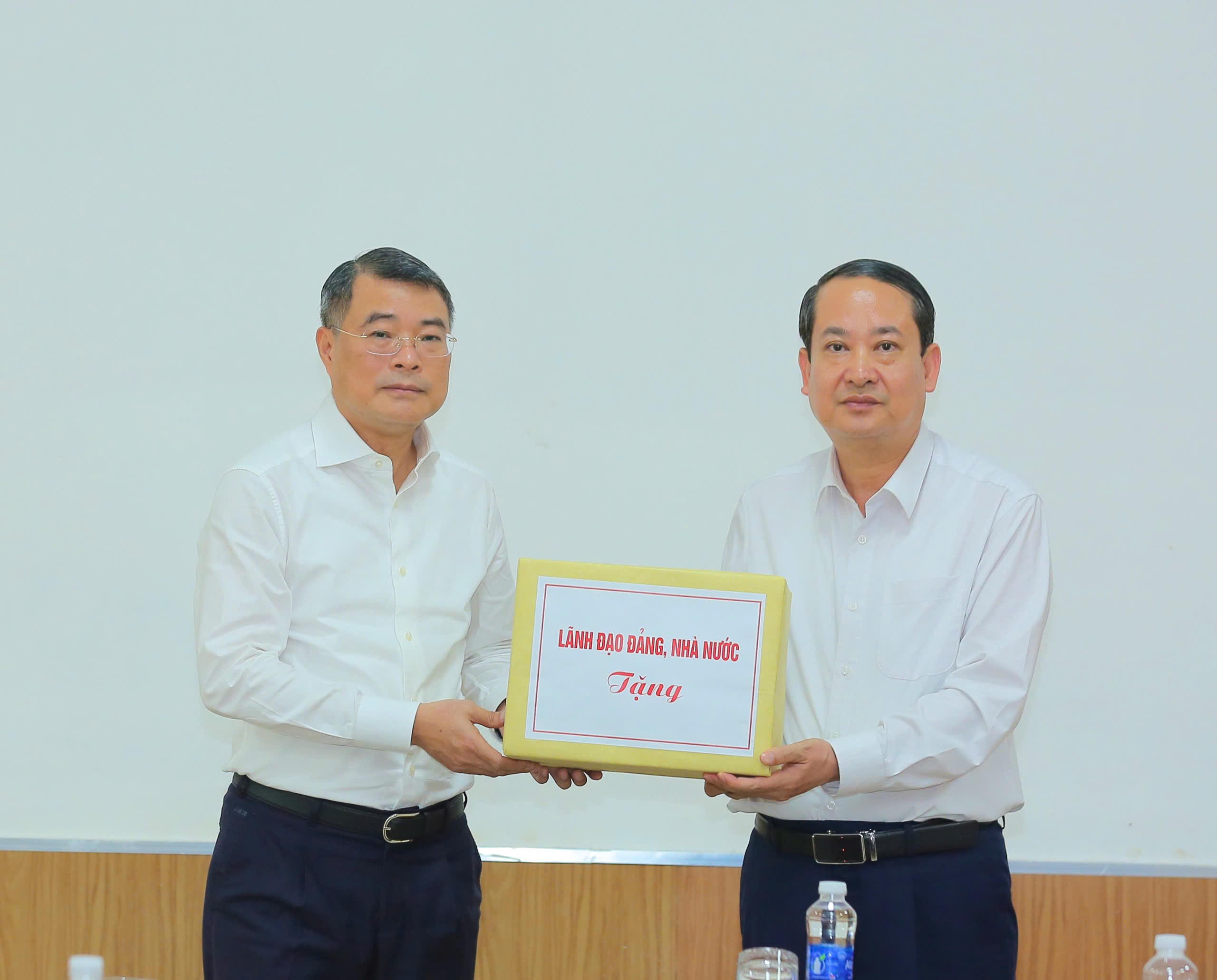 Ông Lê Minh Hưng trao hỗ trợ của lãnh đạo Đảng, Nhà nước cho tỉnh Ninh Bình khắc phục hậu quả bão số 10. Ảnh: Anh Tuấn