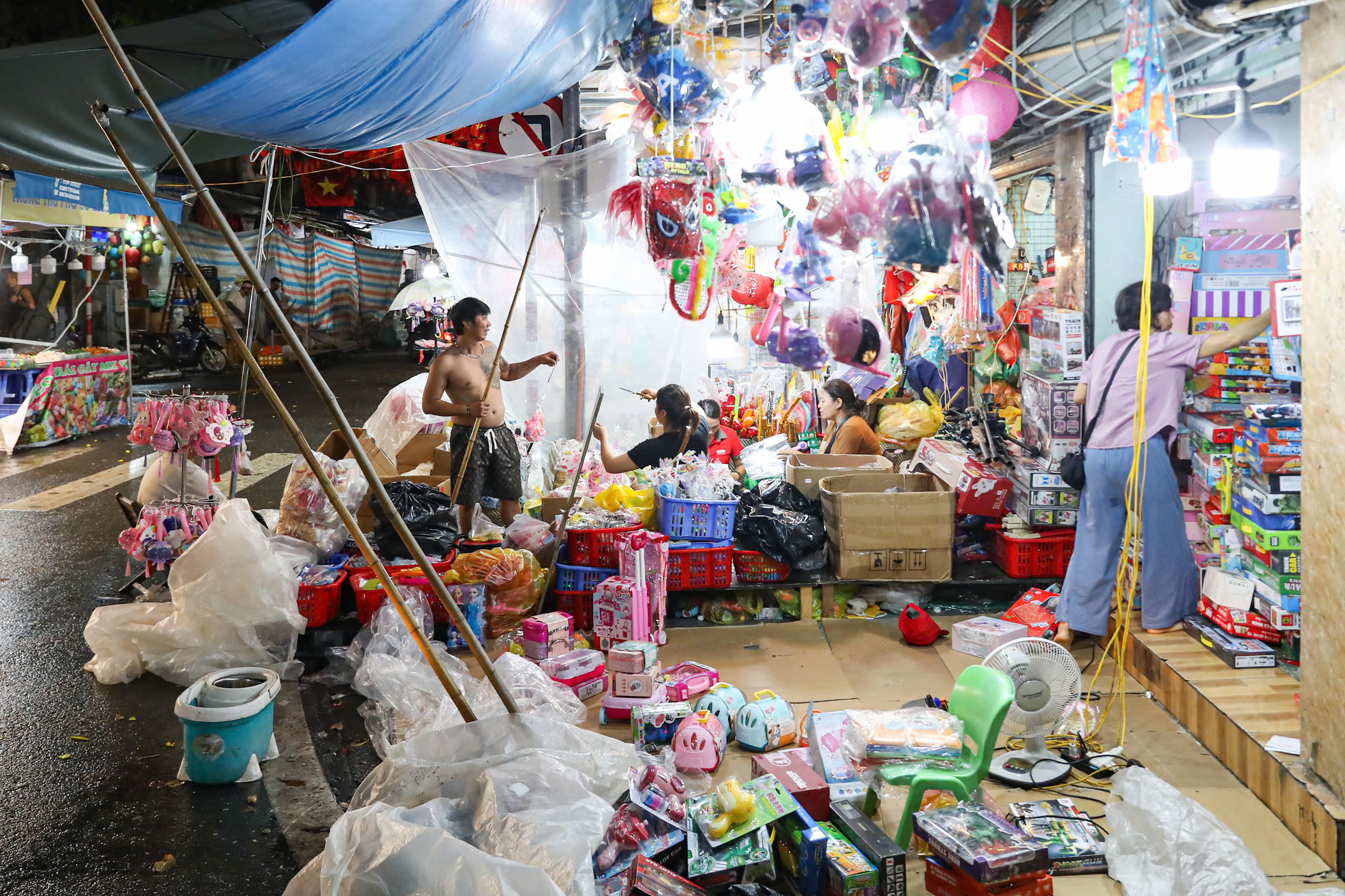 Theo bà An một tiểu thương trên phố Hàng Mã cho hay: “Mọi năm, đêm Trung thu ở đây nhộn nhịp lắm, khách mua đông, hàng bán hết rất nhanh. Năm nay, cơn mưa bất ngờ khiến lượng khách giảm hẳn. Tôi phải vội bê hàng vào trong, nhiều sản phẩm còn chưa kịp bày ra”.