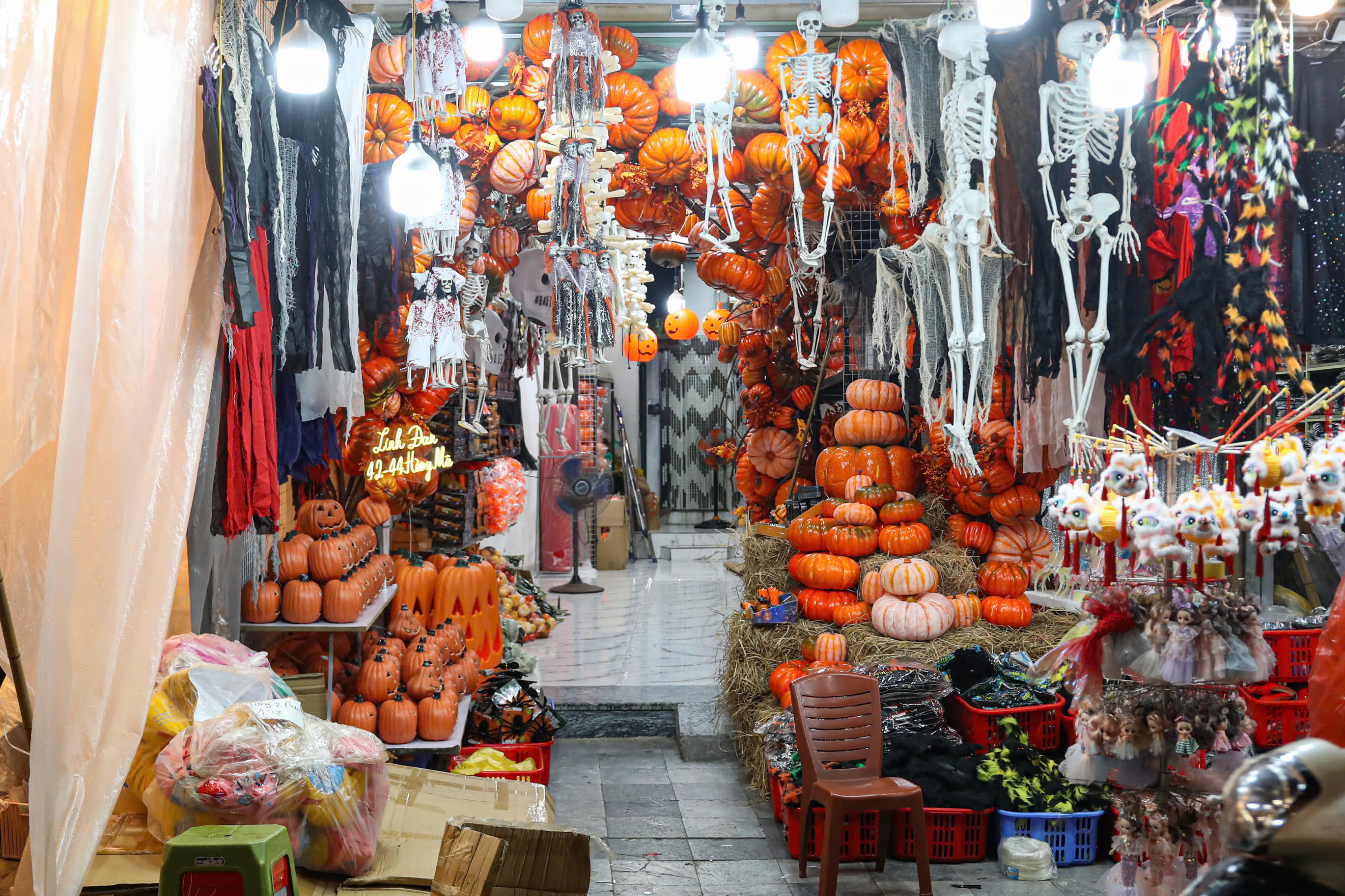 Thậm chí, một vài cửa hàng đã bắt đầu gỡ các món đồ chơi Trung thu chuyển sang bán hàng&nbsp;Halloween.