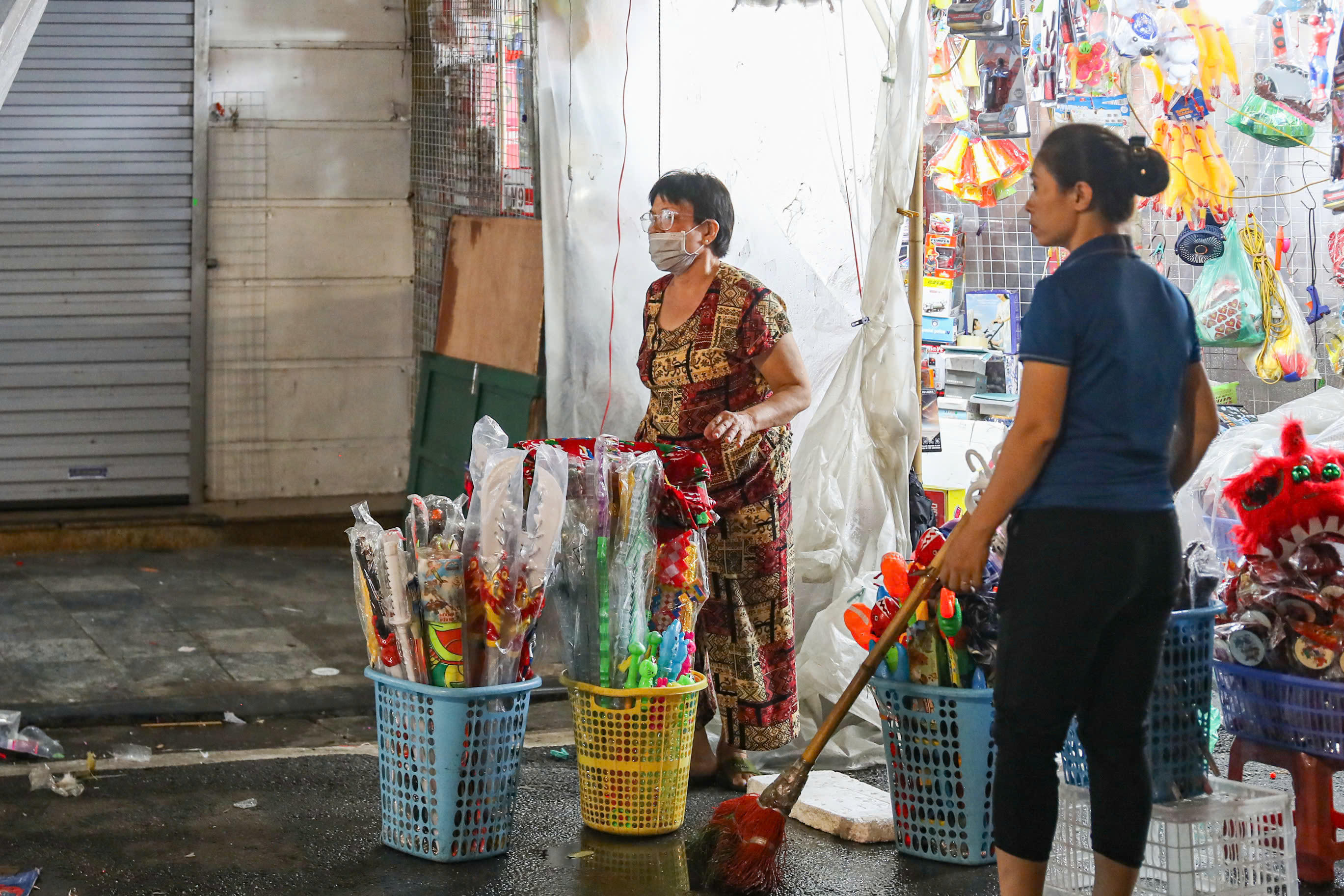 Nhiều tiểu thương tất bật dọn dẹp để nghỉ bán vì vắng khách.