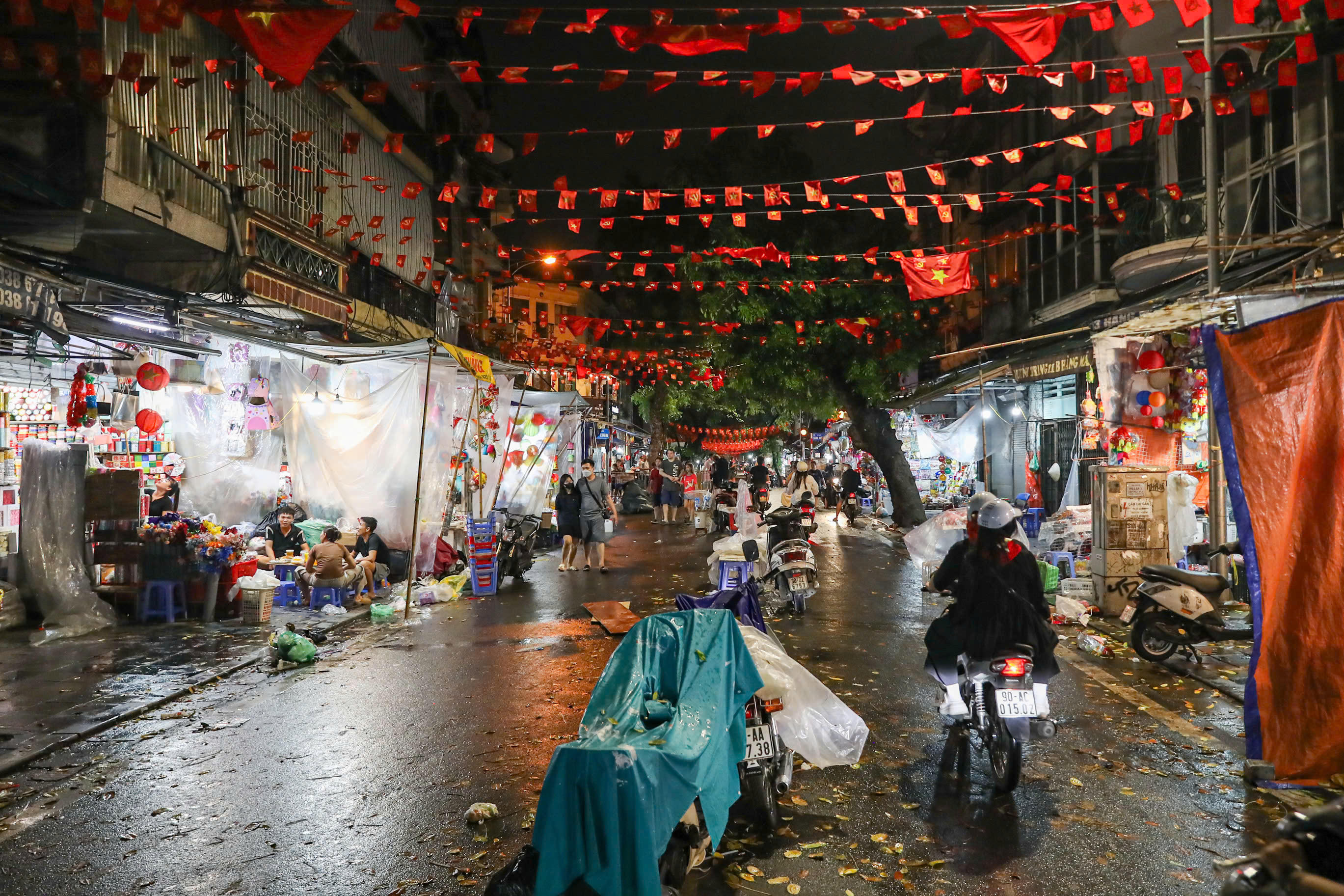 Theo ghi nhận của PV Báo Đại đoàn kết, tối 6/10 (tức 15/8 âm lịch), Hà Nội mưa rả rích khiến phố Hàng Mã (Hà Nội) vốn đông đúc, rực rỡ sắc màu dịp Tết Trung thu nay bỗng vắng vẻ.