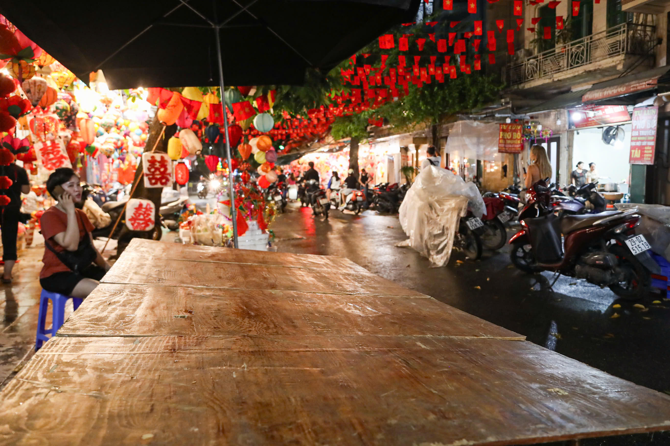 Phố Hàng Mã vắng lặng giữa đêm Trung thu.