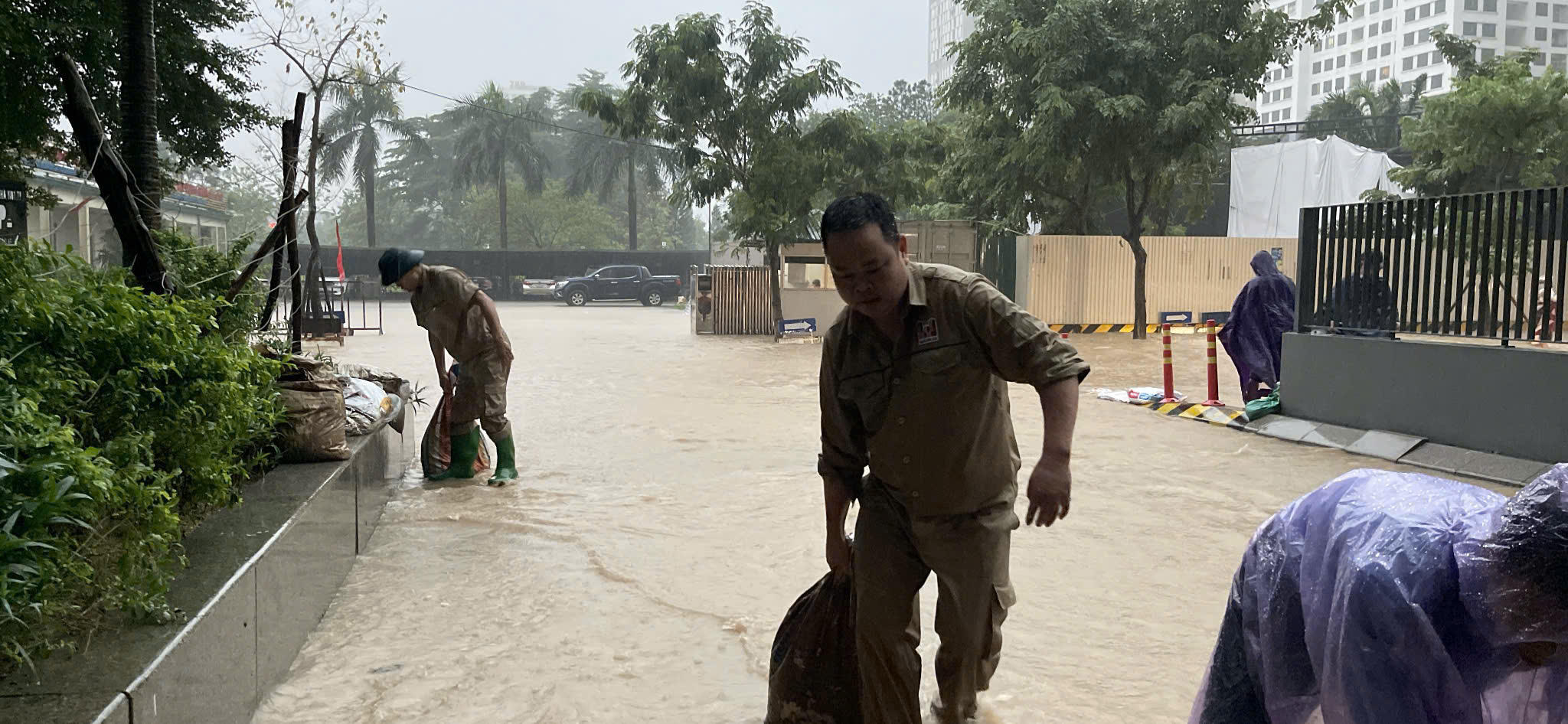 Thực hiện nhiều biện pháp để ngăn nước ngập tại khu vực Ngoại giao đoàn Xuân Tảo (phường Xuân Đỉnh). Ảnh: CK.