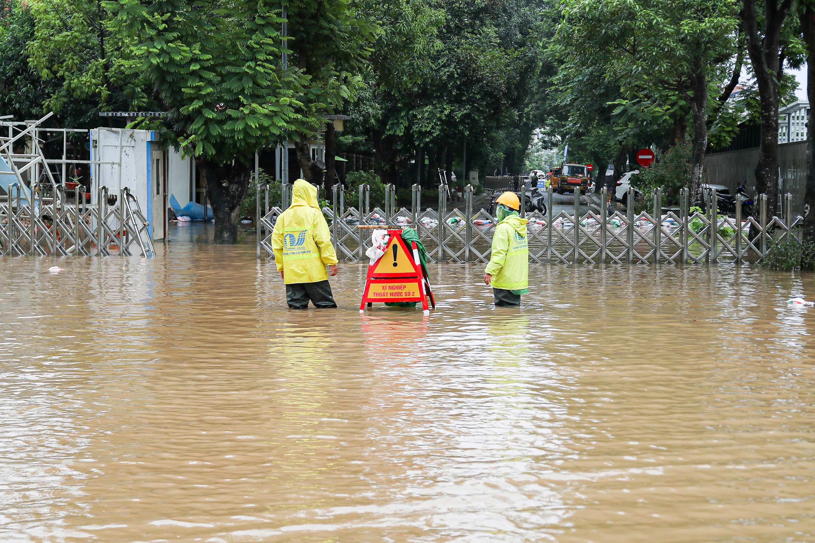 Công nhân thoát nước ứng trực nhưng mực nước vẫn dâng cao.