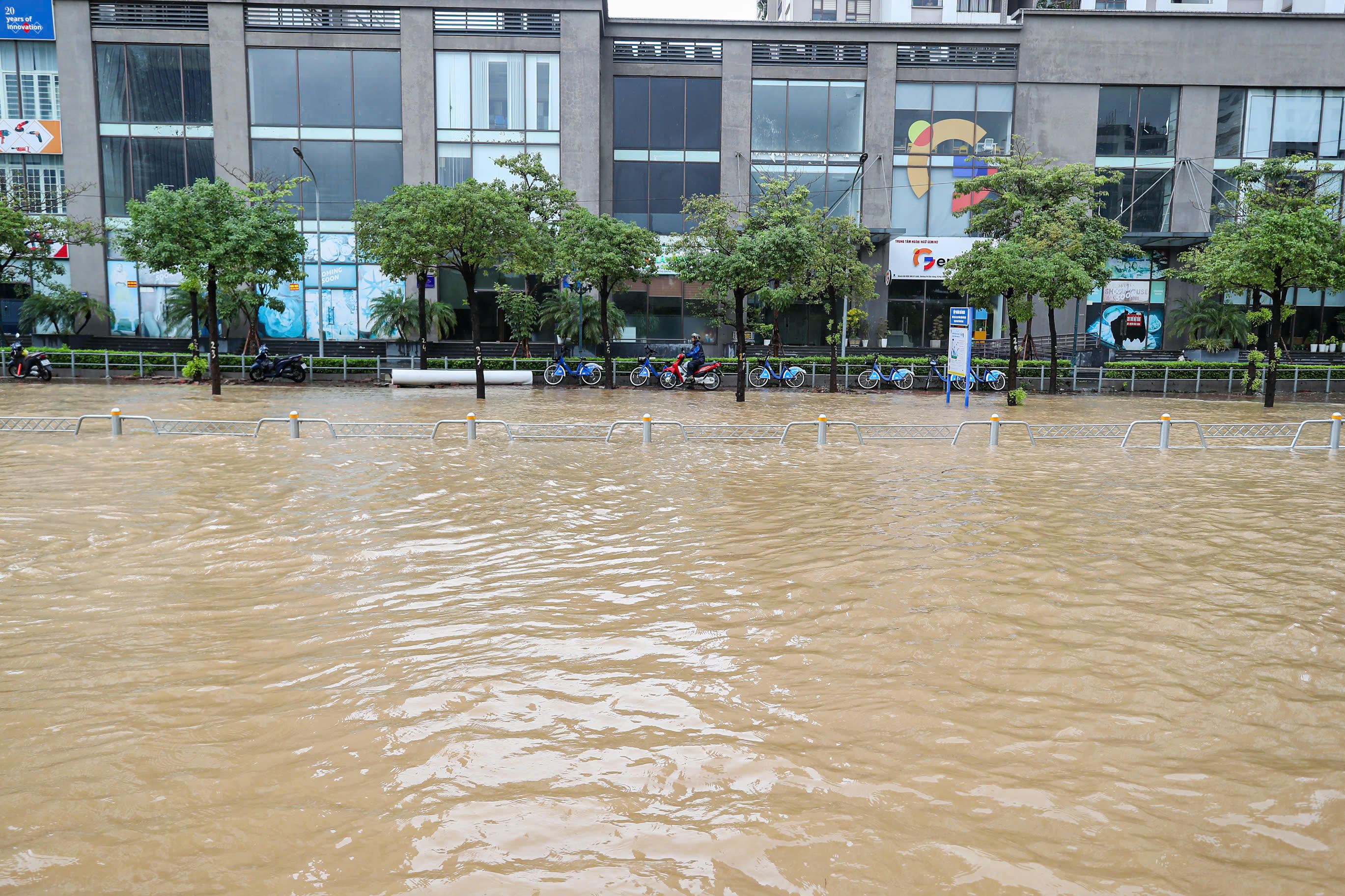 Đường Võ Chí Công ngập úng từ 20-40 cm.