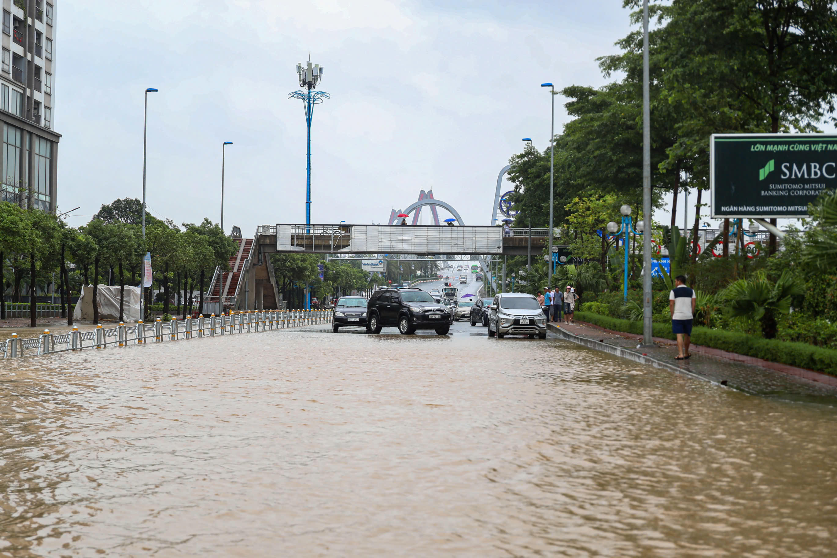 Nhiều xe phải quay đầu di chuyển sang đường&nbsp;An Dương để tránh hư hỏng.