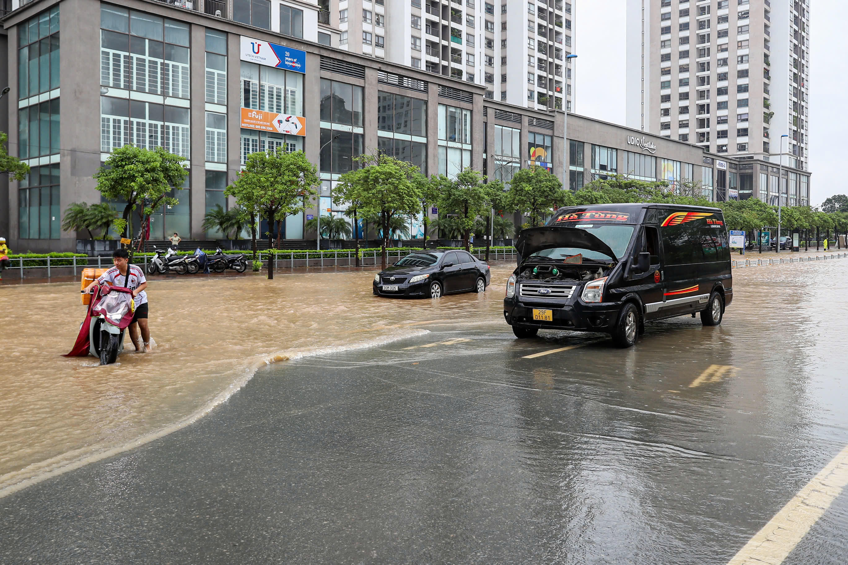 Xe máy, ô tô bị hư hỏng khi đi qua đoạn ngập.