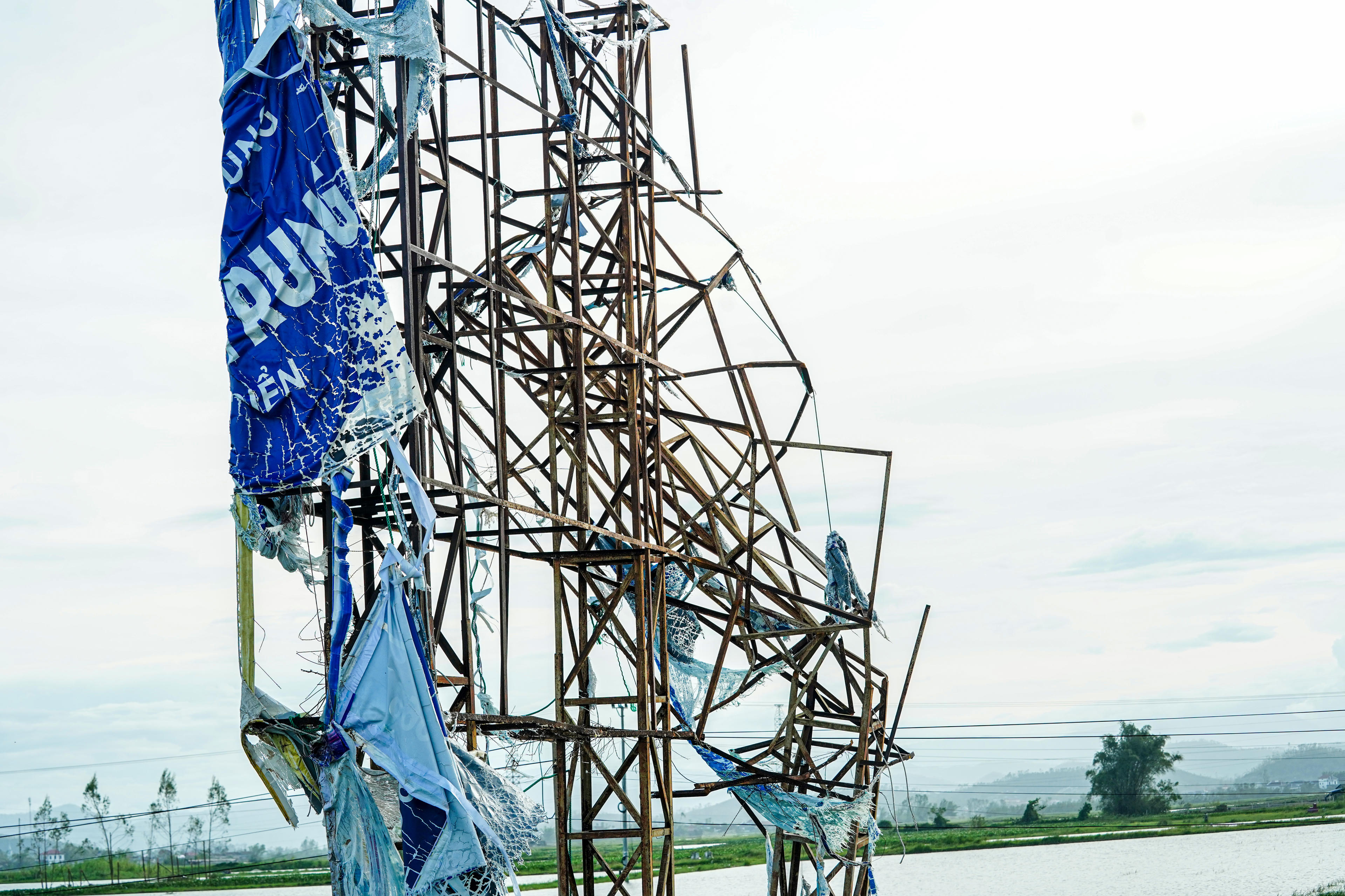 Khi các tấm biển cũ không còn được bảo dưỡng, chúng không chỉ làm giảm tính văn minh, mà còn có thể trở thành nguồn nguy hiểm tiềm ẩn mỗi khi mưa bão về. Ảnh: Cẩm Kỳ