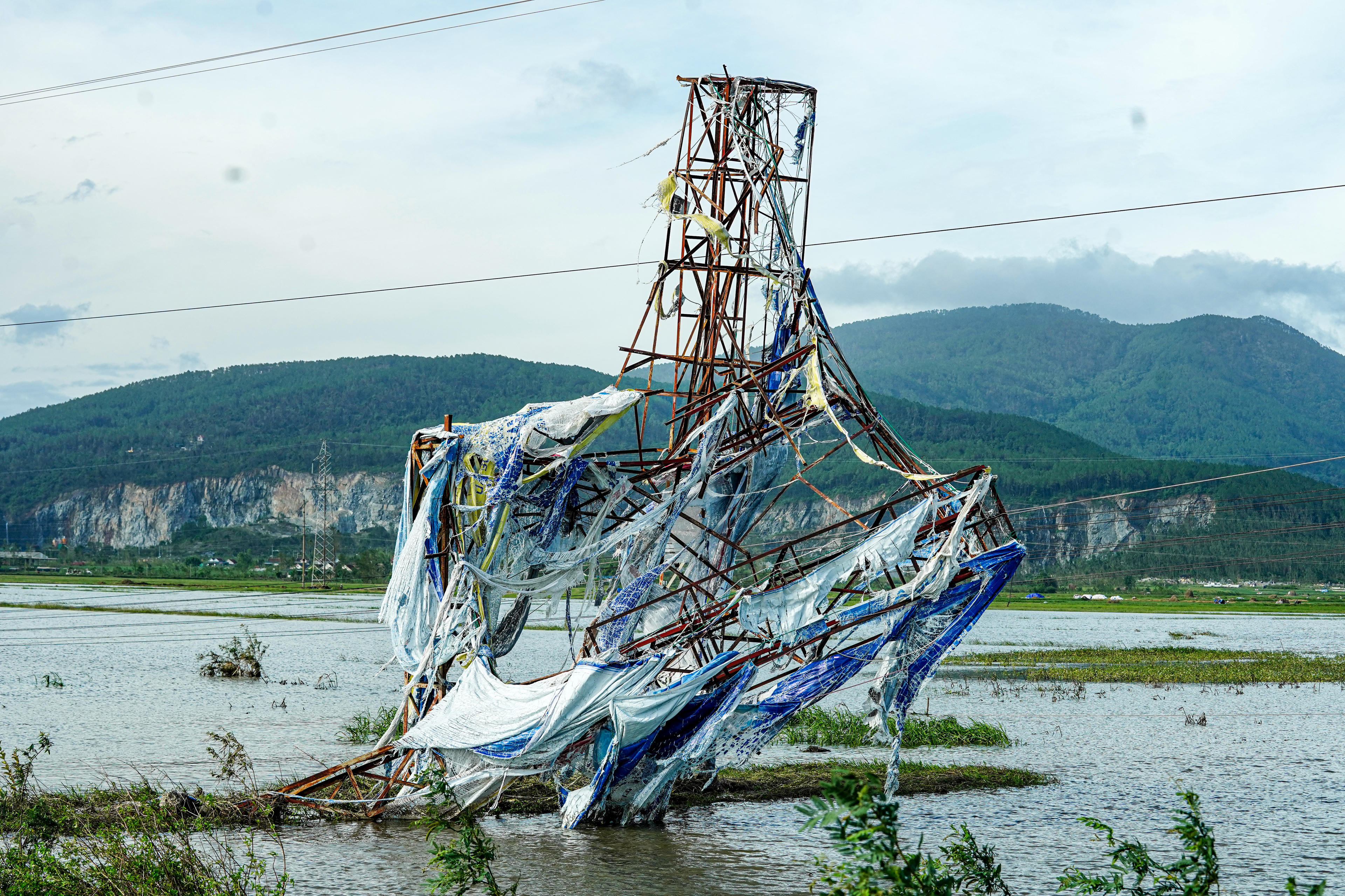 Ở một số vị trí, bảng quảng cáo bị nghiêng, khung thép bong mối hàn, tấm bạt che rách tươm; có nơi biển bị gió quật đổ xuống vỉa hè, rất may chưa gây thiệt hại về người. Ảnh: Cẩm Kỳ
