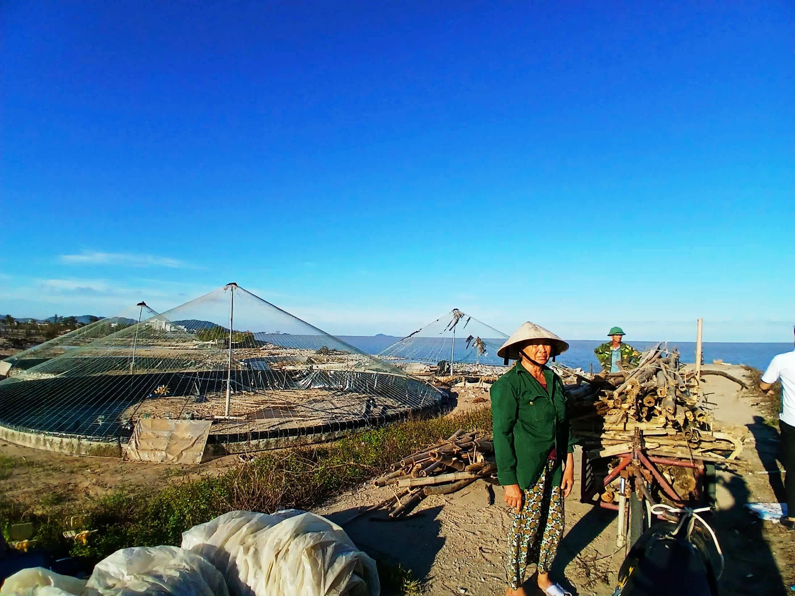 Người nuôi tôm tại Hoằng Thanh đang mong chờ các chính sách hỗ trợ của Nhà nước để có thể tái thiết lại sản xuất sau bão. Ảnh: Nguyễn Chung.