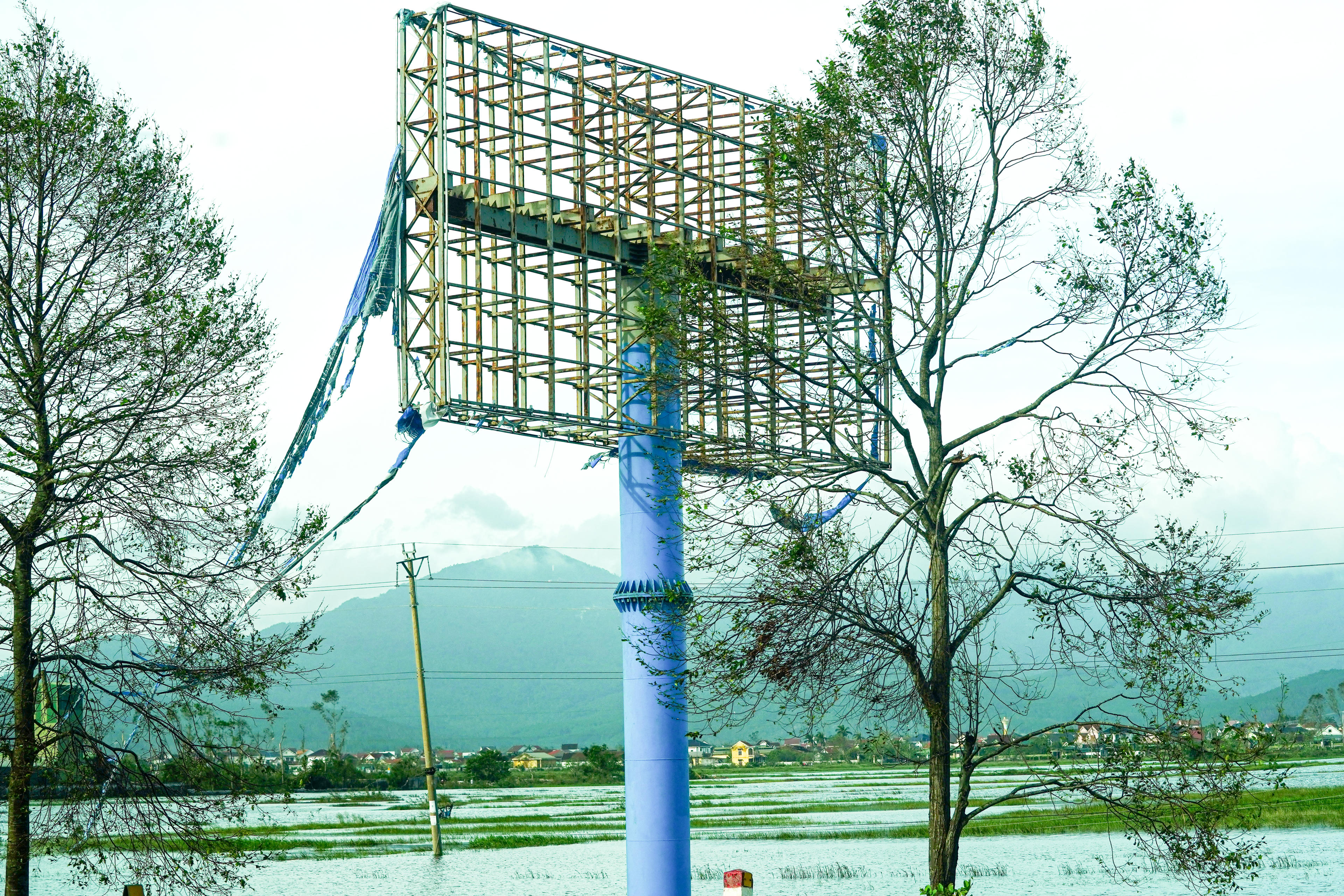 “Hoạt động quảng bá trực tuyến ngày càng chiếm ưu thế khiến quảng cáo ngoài trời sụt giảm mạnh. Hiện nay các đơn vị đầu tư chưa mặn mà, dẫn tới nhiều bảng bị bỏ không. Sở đã có văn bản yêu cầu các địa phương phối hợp doanh nghiệp khắc phục, sửa chữa, đảm bảo cảnh quan và an toàn công trình,” ông Trần Xuân Lương nói. Ảnh:: Cẩm Kỳ