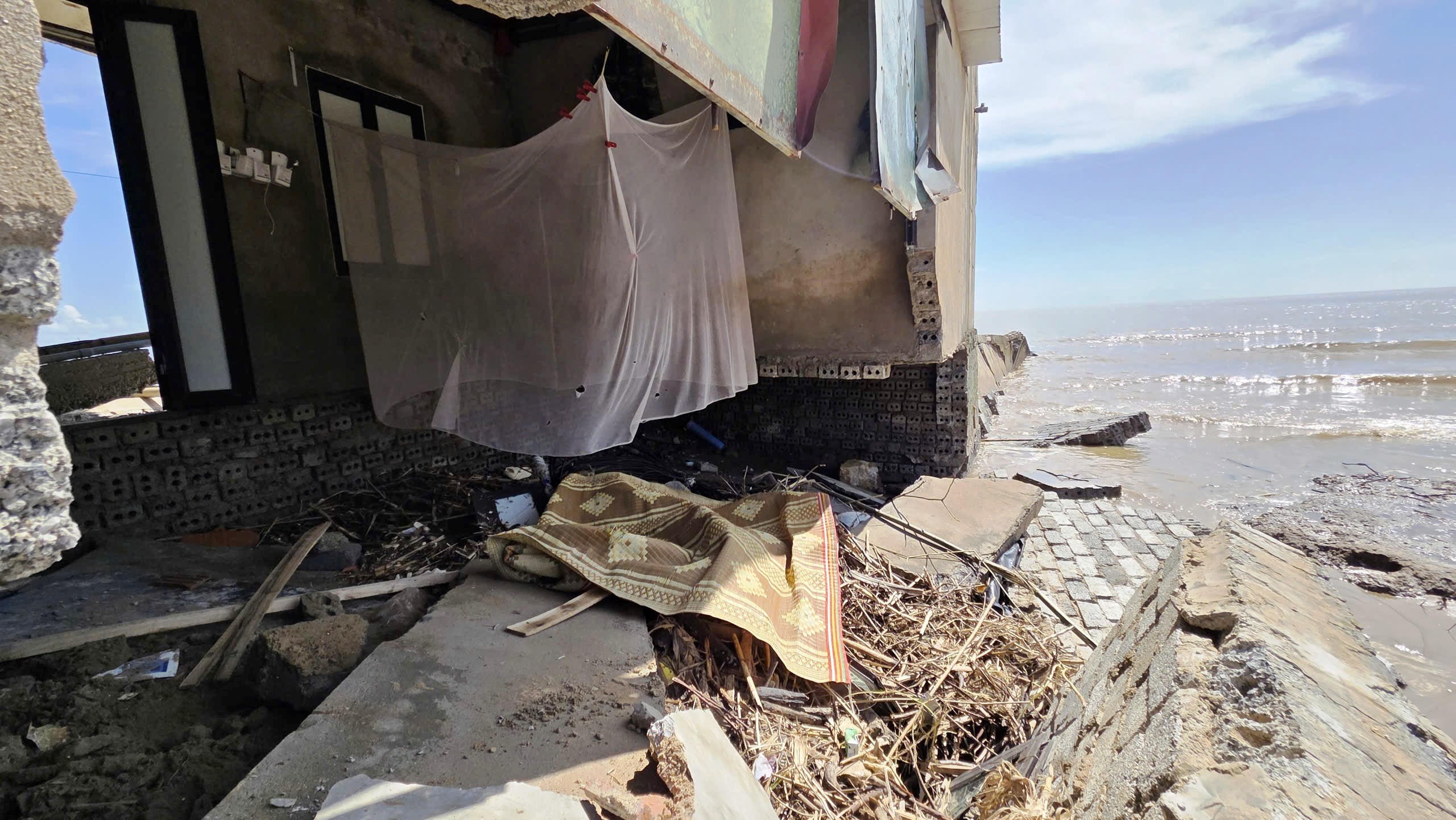 Tình trạng đê biển xuống cấp ở Hoằng Thanh cũng là một trong những nguyên nhân dẫn đến thiệt hại cho người nuôi tôm. Ảnh: Nguyễn Chung.