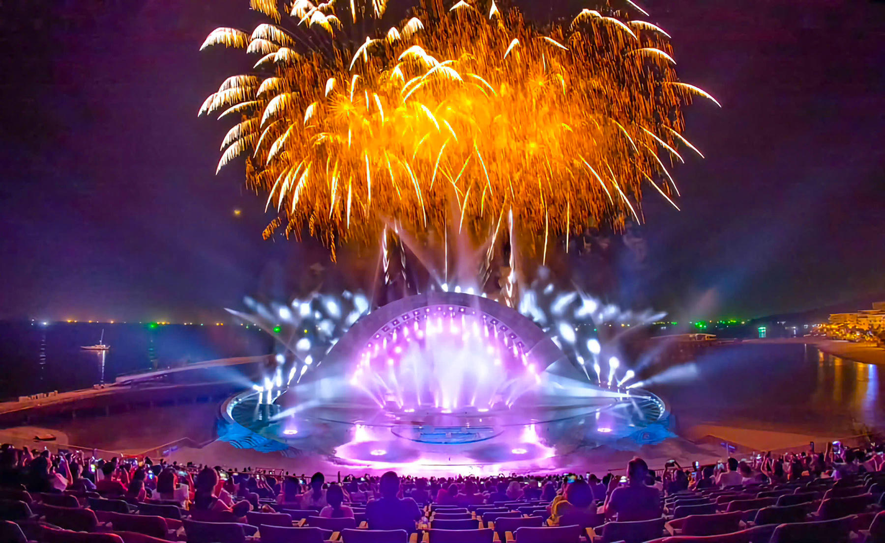 Thị trấn Hoàng Hôn ở nam đảo Phú Quốc trình diễn pháo hoa nghệ thuật hàng đêm, khiến hòn đảo thành điểm đến lễ hội quanh năm. Ảnh Nguyễn Minh.