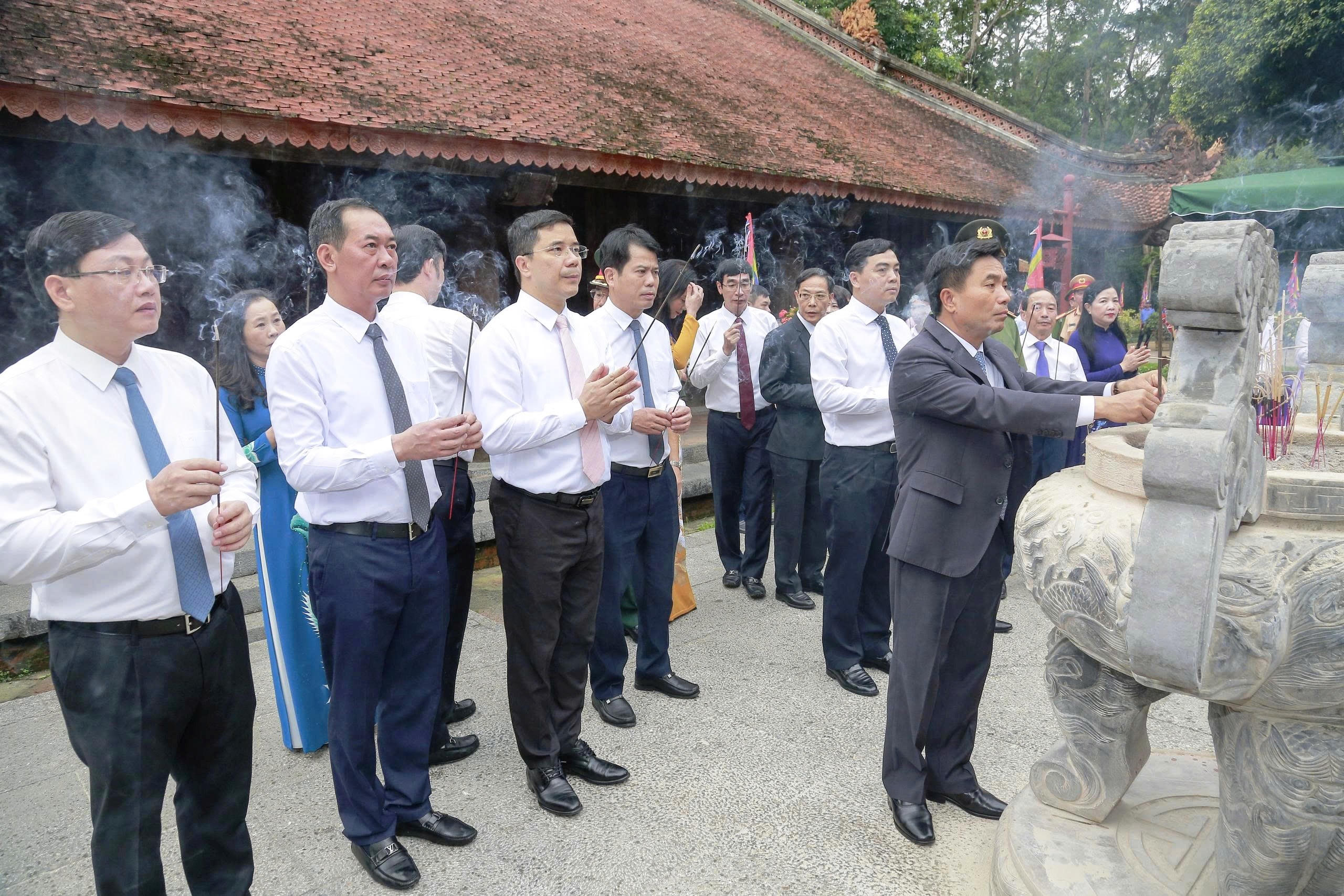 Bí thư Tỉnh ủy Nguyễn Doãn Anh cùng các lãnh đạo tỉnh Thanh Hóa dâng hương tại mộ vua Lê Thái Tổ.