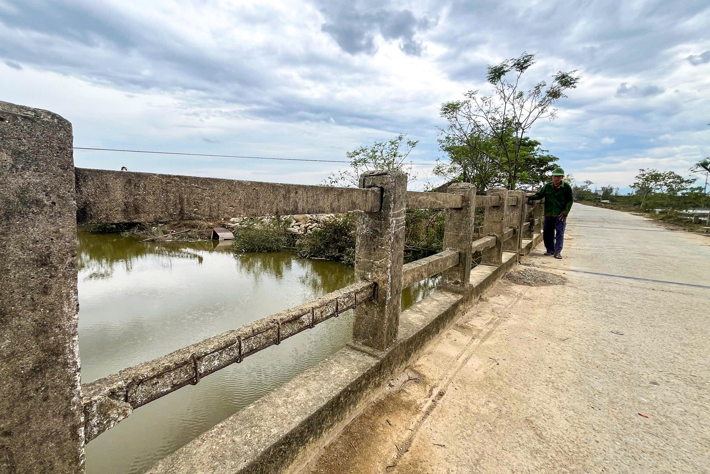 Cầu dài gần 60m, rộng chưa đầy 5m, với kết cấu bê tông cốt thép, được thiết kế cho tải trọng nhẹ. Ảnh: Cẩm Kỳ