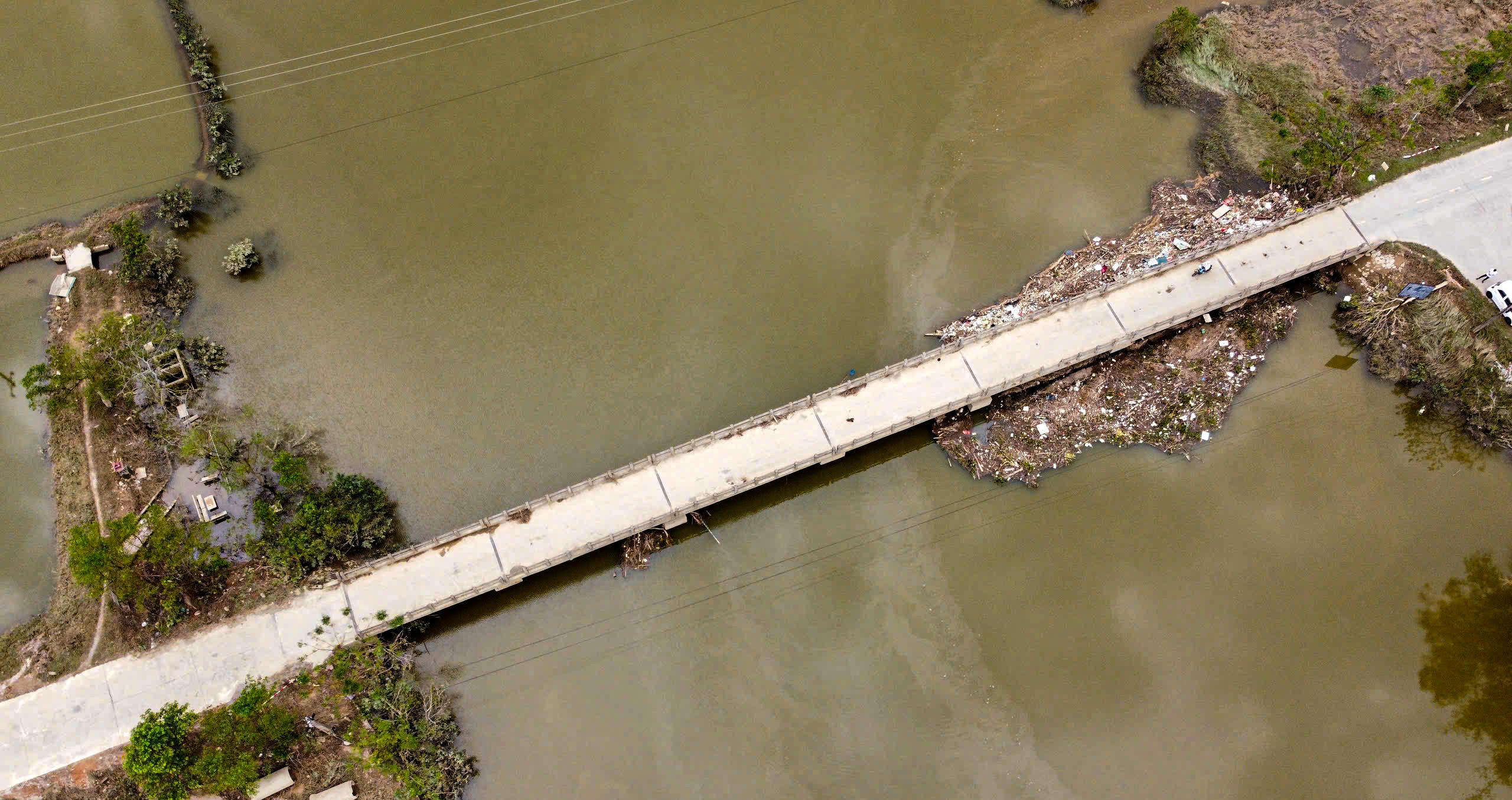 Trao đổi với Báo Đại đoàn kết, ông Hoàng Xuân Hùng, Chủ tịch UBND xã Đức Quang cho biết: “Cầu được xây dựng từ lâu, chất lượng hiện rất yếu, trong khi lưu lượng phương tiện qua lại ngày càng nhiều. Hiện, chính quyền địa phương đã có văn bản gửi UBND tỉnh đề nghị xem xét nâng cấp, sửa chữa để đảm bảo an toàn giao thông cho người dân”. Ảnh: Cẩm Kỳ