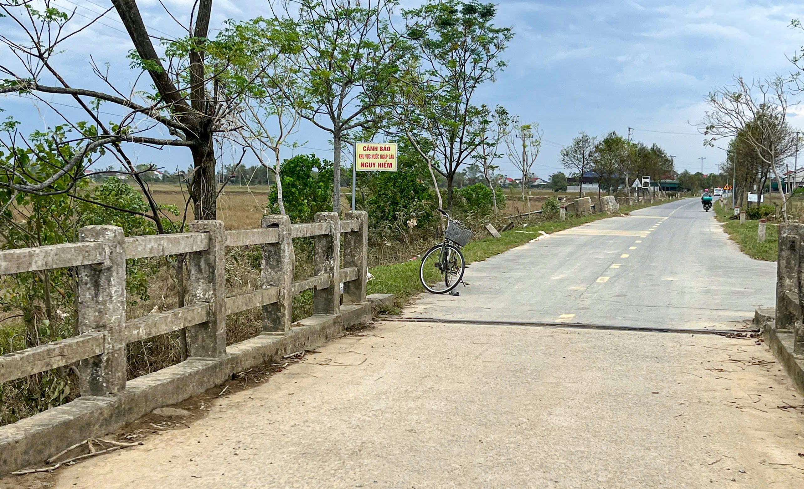 Vào mùa mưa lũ, nước sông La thường dâng cao, làm ngập hai đầu cầu. Nhiều lần xã phải cắt cử lực lượng trực cảnh báo, song việc đi lại của người dân vẫn tiềm ẩn nguy cơ lớn, đặc biệt với học sinh và người cao tuổi. Ảnh: Cẩm Kỳ