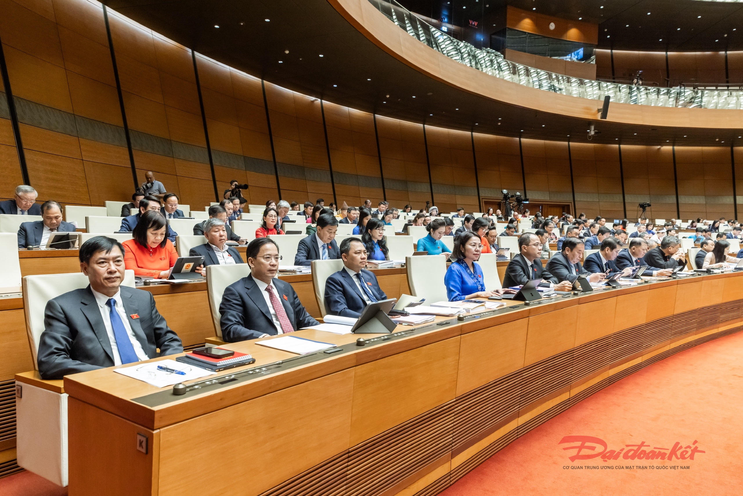 Tại Kỳ họp này, Quốc hội sẽ tiến hành tổng kết toàn diện hoạt động của nhiệm kỳ, đồng thời xem xét khối lượng nội dung lập pháp lớn nhất từ trước đến nay, thảo luận, cho ý kiến về các vấn đề kinh tế - xã hội, ngân sách nhà nước, thực hiện hoạt động giám sát tối cao nhằm tháo gỡ những điểm nghẽn về thể chế, tạo hành lang pháp lý đồng bộ, khơi thông các nguồn lực phát triển, đáp ứng yêu cầu của giai đoạn tăng tốc, về đích. Ảnh: Quang Vinh.