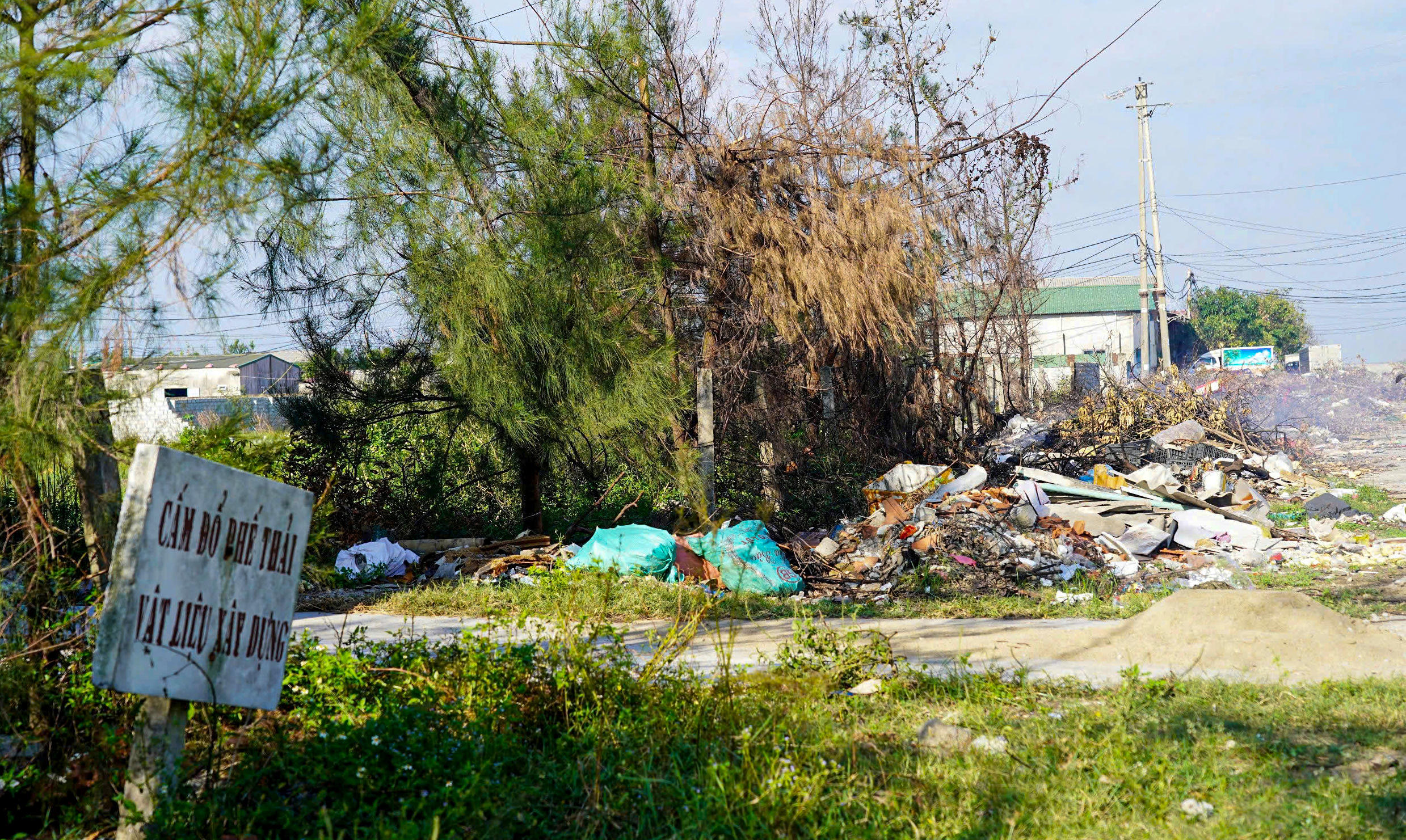 Dù có biển cấm đổ rác, việc tập kết phế liệu và rác sinh hoạt vẫn diễn ra công khai. Ảnh: Cẩm Kỳ