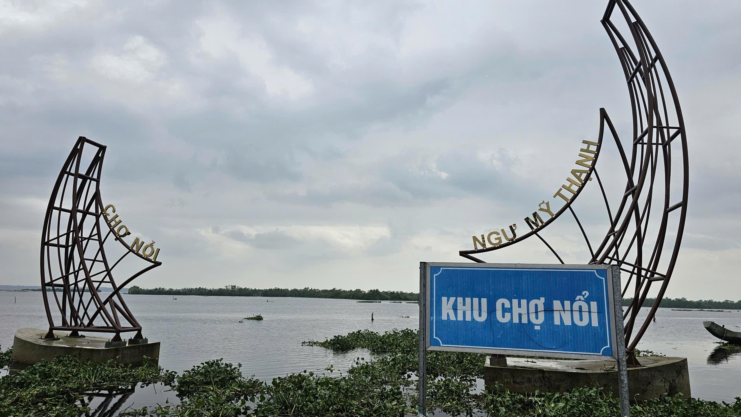 Bèo lục bình "bao vây" khu chợ nổi Ngư Mỹ Thạnh- khu chợ nổi tiếng bên phá Tam Giang. Ảnh: N.Q.