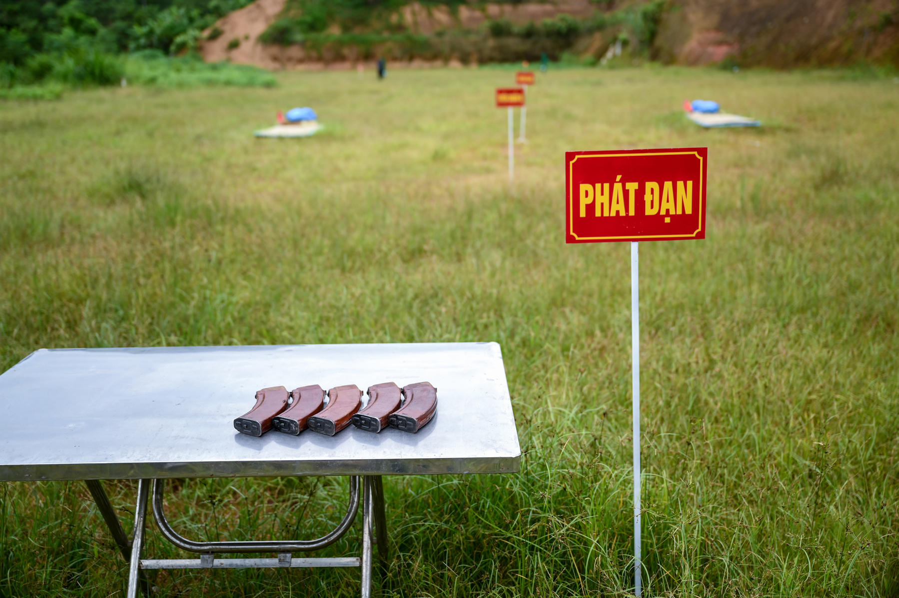 Các chiến sĩ quả cảm được tập bắn với đạn thật. Ảnh: H.A.