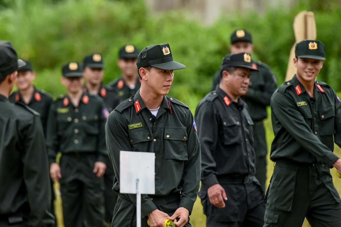 Chiến sĩ Song Luân tập ném lựu đạn. Ảnh: H.A.