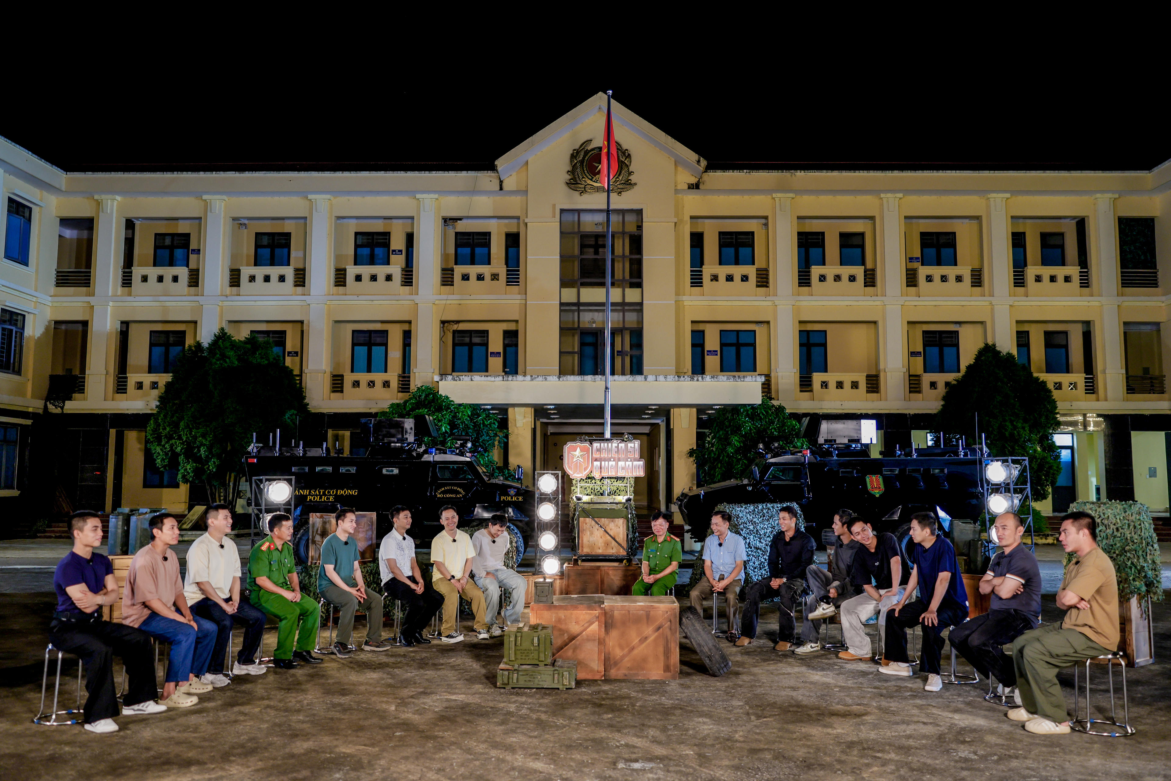 Các chiến sĩ ngồi lại cùng nhau, chia sẻ về cuộc chia ly đẫm nước mắt của những người đồng đội, người cha, người mẹ, người con sau cuộc đánh án. Ảnh: H.A.