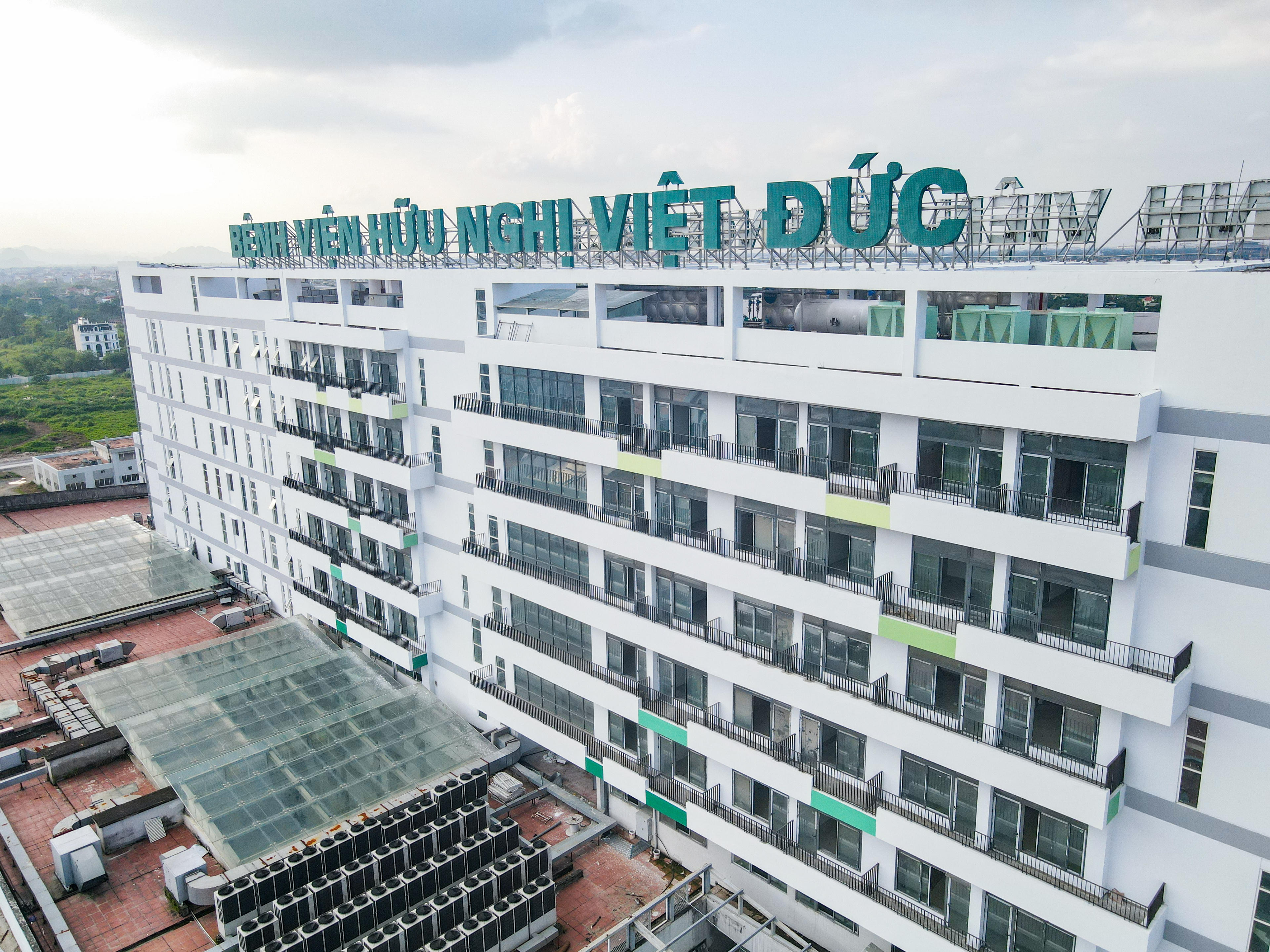 Theo ghi nhận của PV Báo Đại đoàn kết, hiện nay, các nhà thầu đang tập trung lắp đặt hệ thống cơ điện, điều hòa, phòng cháy chữa cháy, . kiểm định hệ thống oxy trung tâm, thang máy và hoàn thiện nội thất. Ảnh: Đình Minh.