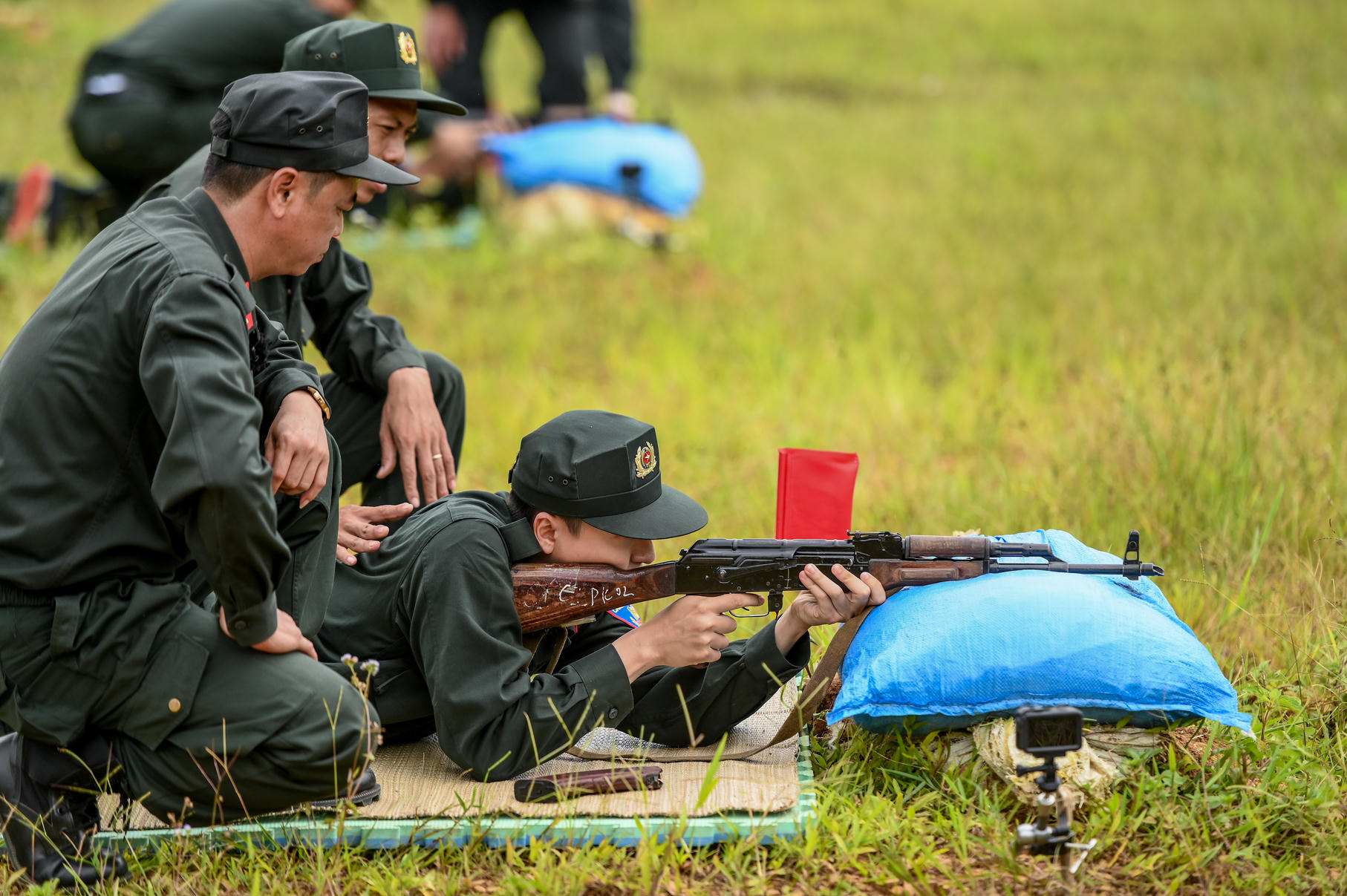 Ngô Kiến Huy tập bắn súng AK-47 với đạn thật. Ảnh: H.A.