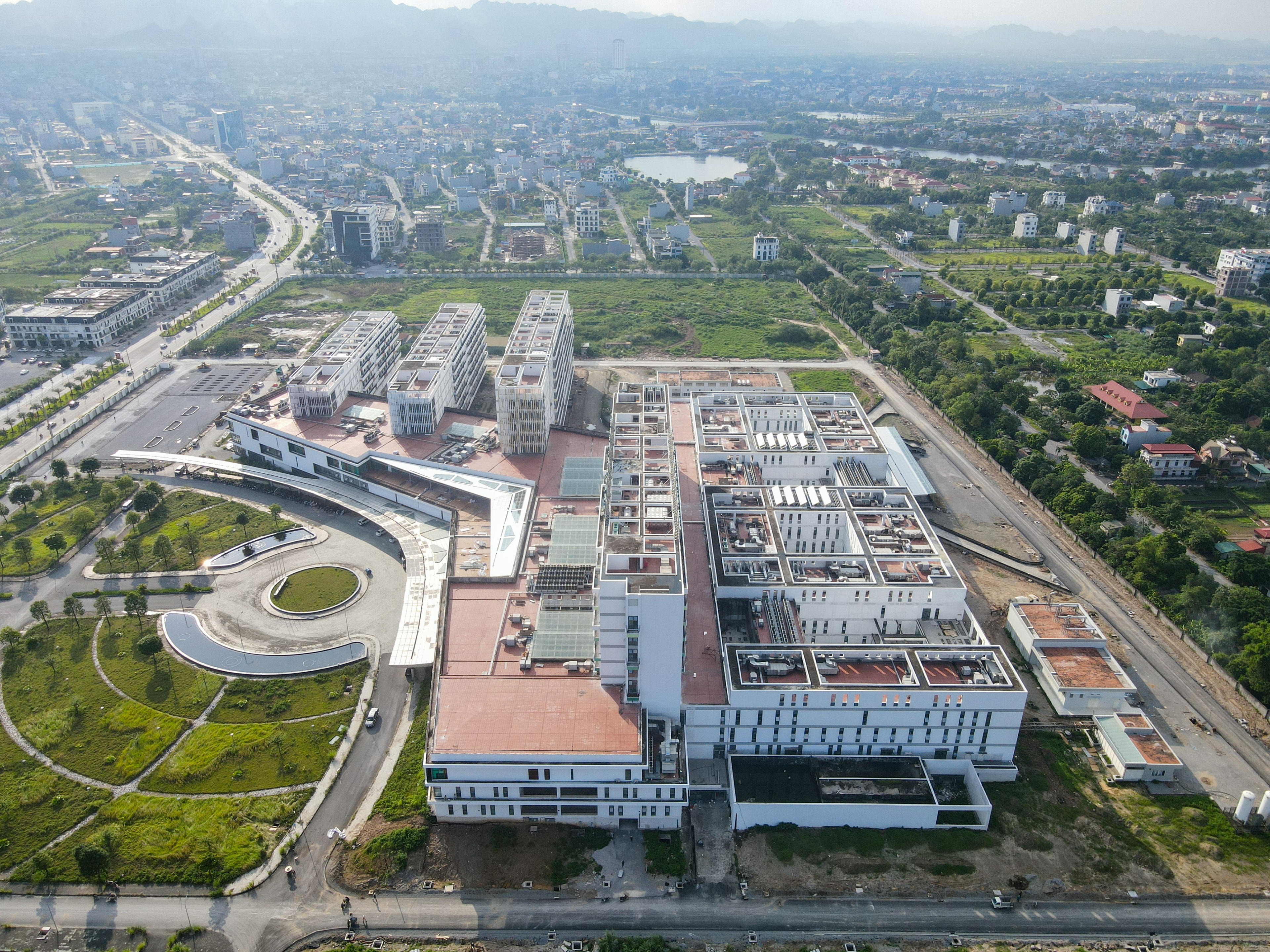 Về nhân sự, Bệnh viện Hữu nghị Việt Đức đã xây dựng kế hoạch bố trí đội ngũ bác sĩ, điều dưỡng, kỹ thuật viên cho cơ sở mới. . Theo đó, nhân lực chủ chốt từ cơ sở ở Hà Nội sẽ được điều động, kết hợp tuyển dụng và đào tạo mới tại chỗ . nhằm đảm bảo vận hành đồng bộ ngay từ giai đoạn thử nghiệm. Ảnh: Đình Minh.