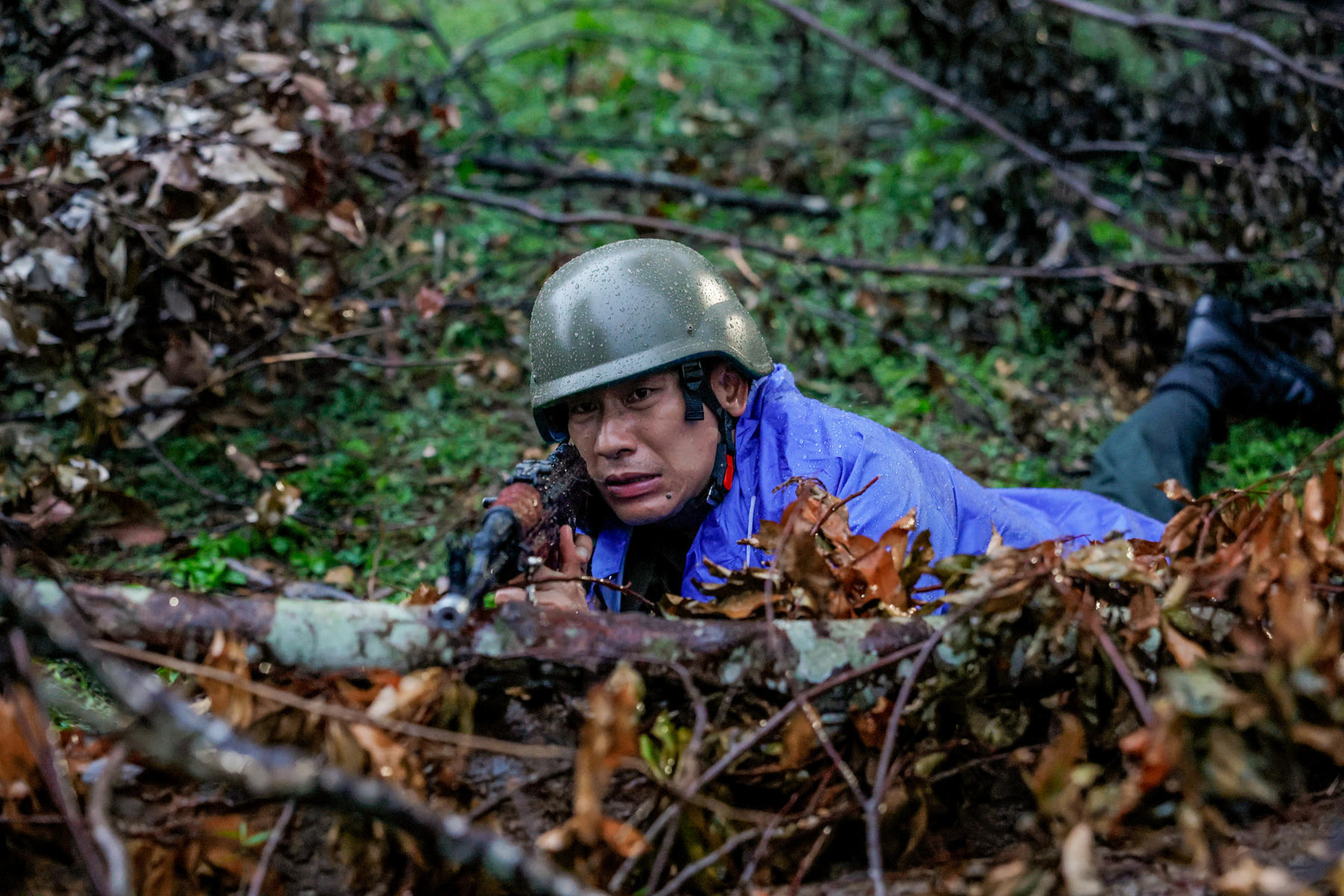 Chiến sĩ quả cảm Kiều Minh Tuấn dầm mưa phục kích tội phạm ma túy. Ảnh: H.A.