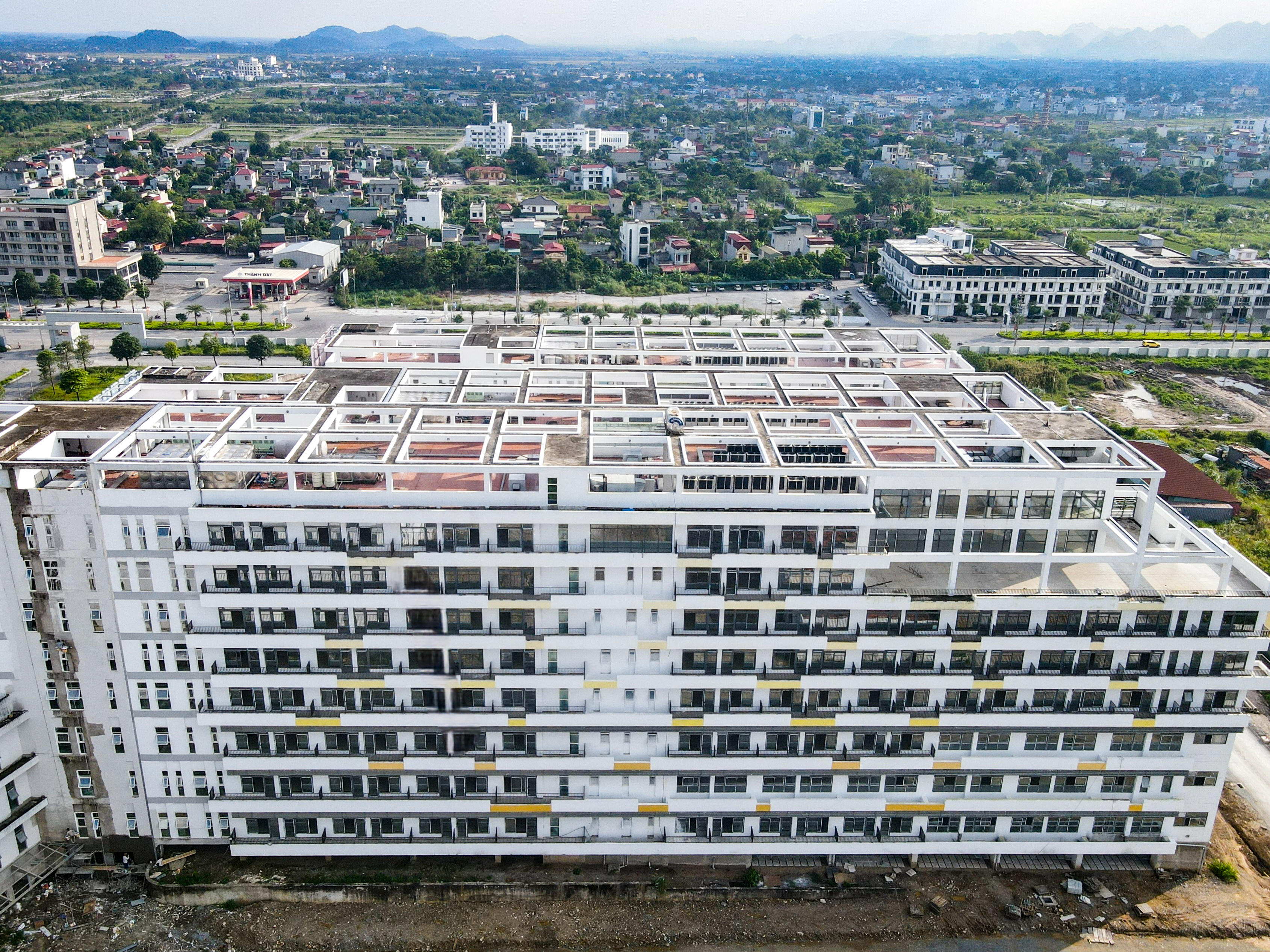 Ngày 1/10 vừa qua, trong cuộc họp với các đơn vị có liên quan, Phó Thủ tướng Lê Thành Long đã yêu cầu 'mọi vướng mắc kỹ thuật, . thủ tục tại Bệnh viện Hữu nghị Việt Đức cơ sở 2 phải được tháo gỡ ngay trong tháng 11 để bàn giao, . vận hành trước ngày 30/11'. Ảnh: Đình Minh