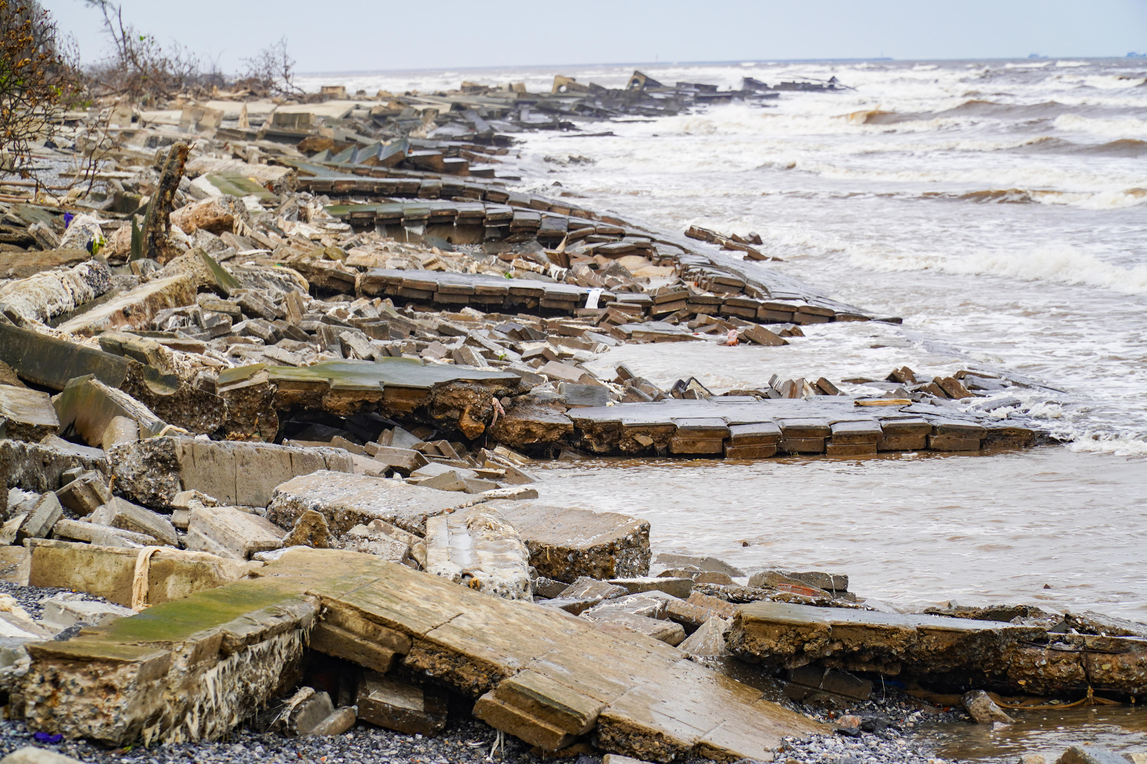 Ông Ngô Hoài Nam - Chủ tịch UBND xã Rạng Đông cho biết, từ những năm trước, tuyến kè này đã bị sóng biển đánh sập nhiều đoạn. Sau cơn bão số 10 vừa qua, kè tiếp tục bị sập thêm 300m, đe dọa khu vực ven bờ. Ảnh: Đình Minh.
