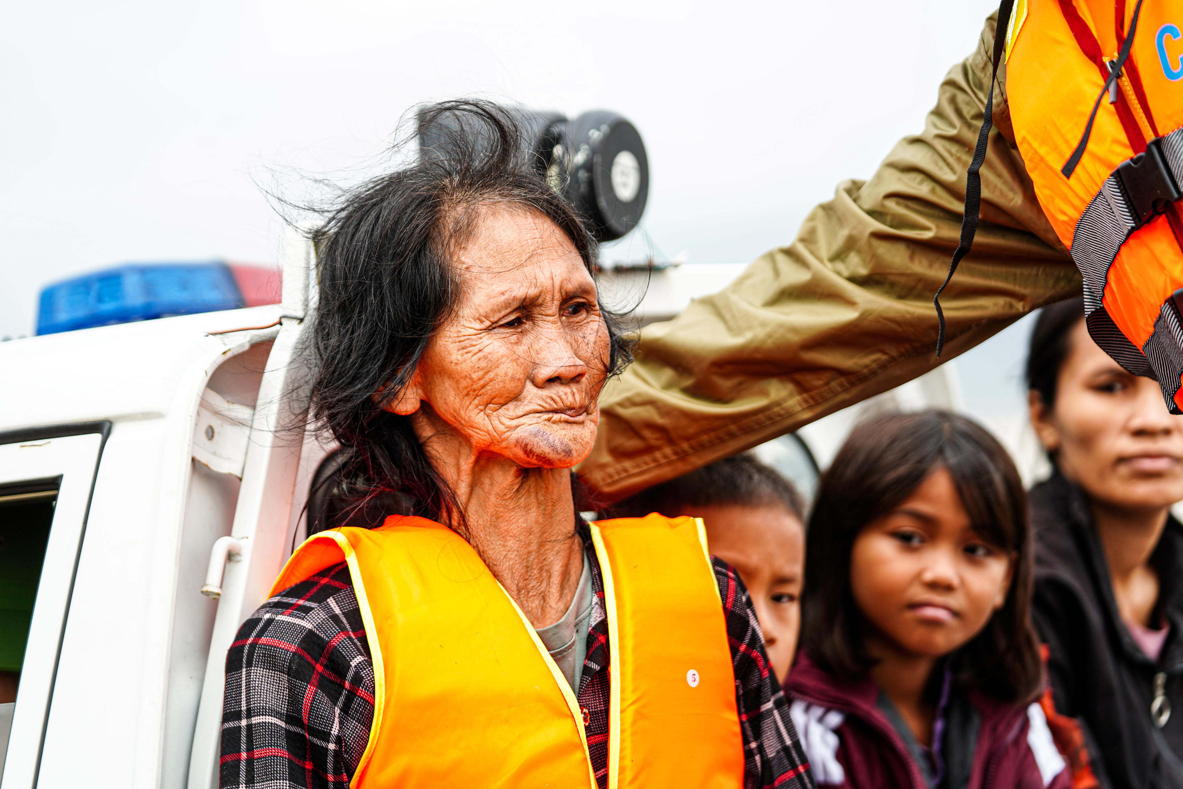 Người dân xúc động khi được đưa đến nơi tránh trú an toàn. Ảnh: Cẩm Kỳ&nbsp;