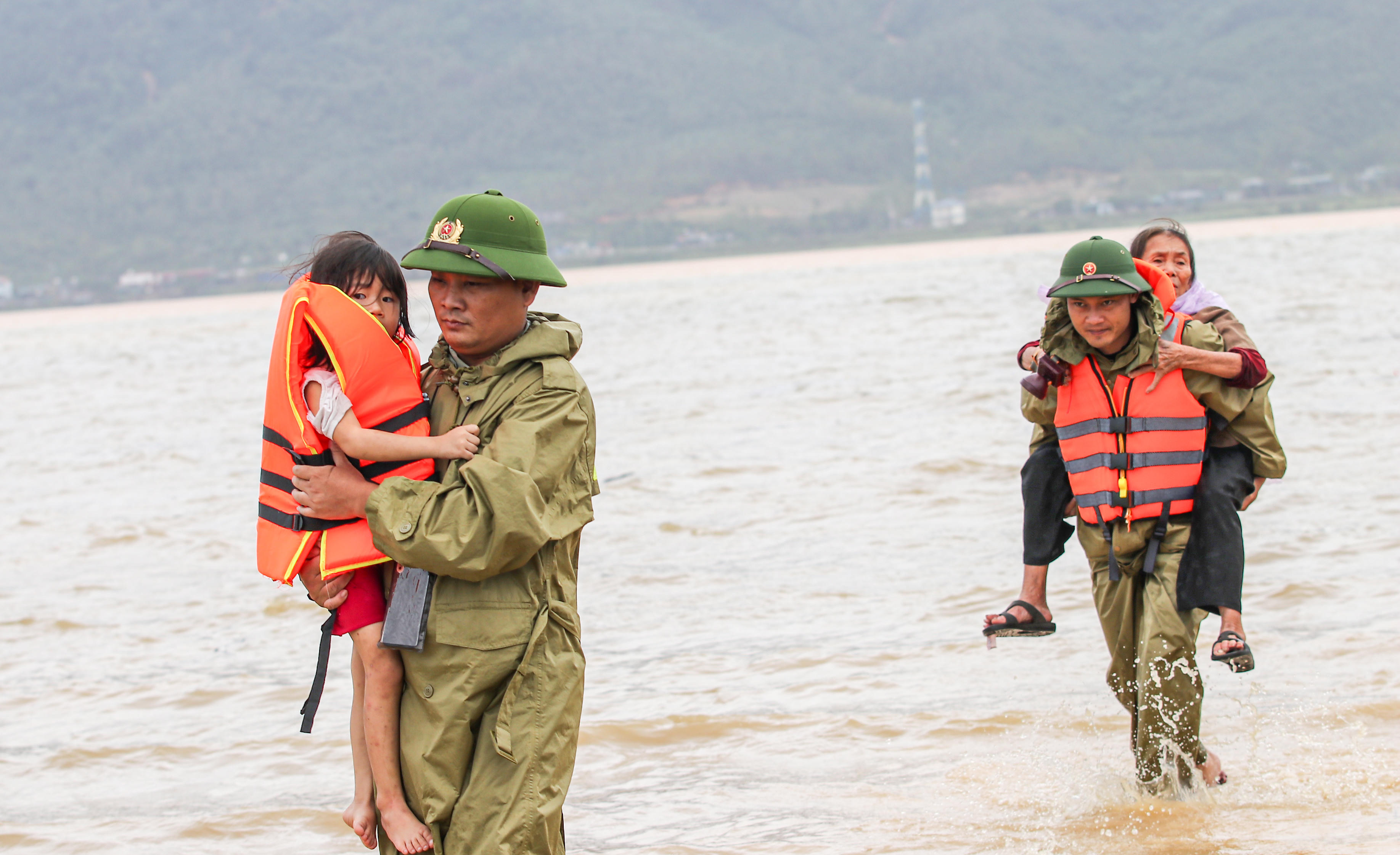 Các tổ công tác đến từng hộ dân bị ngập sâu, đưa người già, trẻ nhỏ và phụ nữ ra khỏi vùng nguy hiểm. Ảnh: Cẩm Kỳ&nbsp;