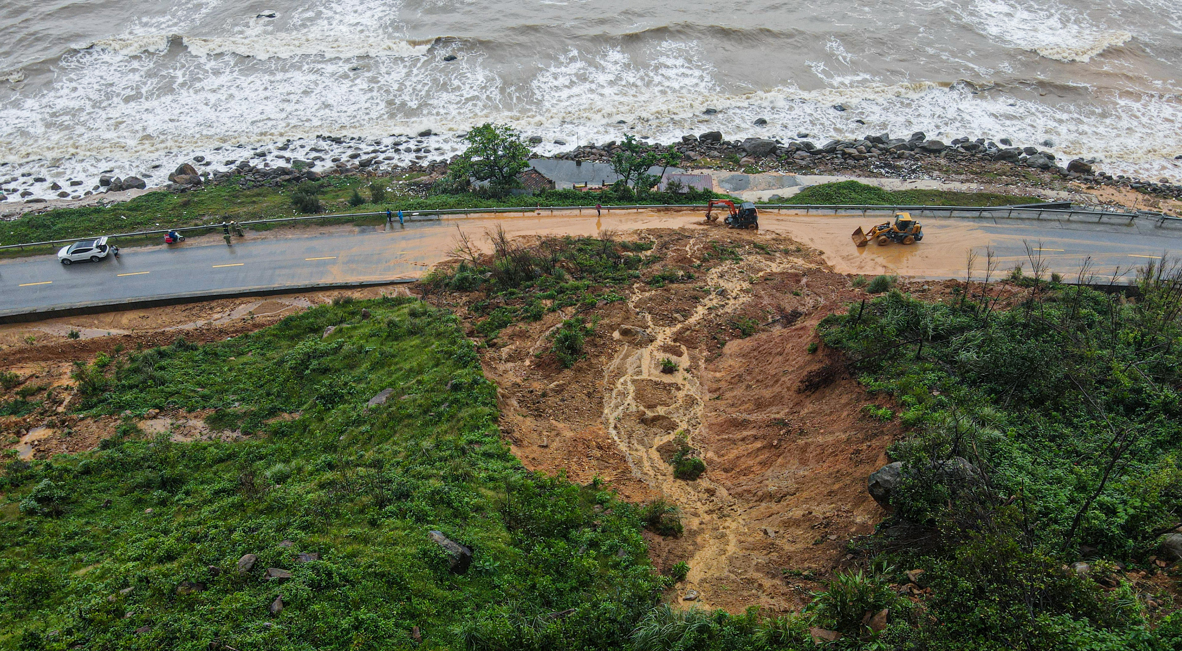 Đến khoảng 12h30 cùng ngày, sau gần vài giờ tập trung lực lượng và phương tiện, đơn vị thi công đã giải phóng được khoảng 1/3 làn đường, cho phép ô tô và xe máy lưu thông tạm thời để tránh ách tắc. Ảnh: Cẩm Kỳ