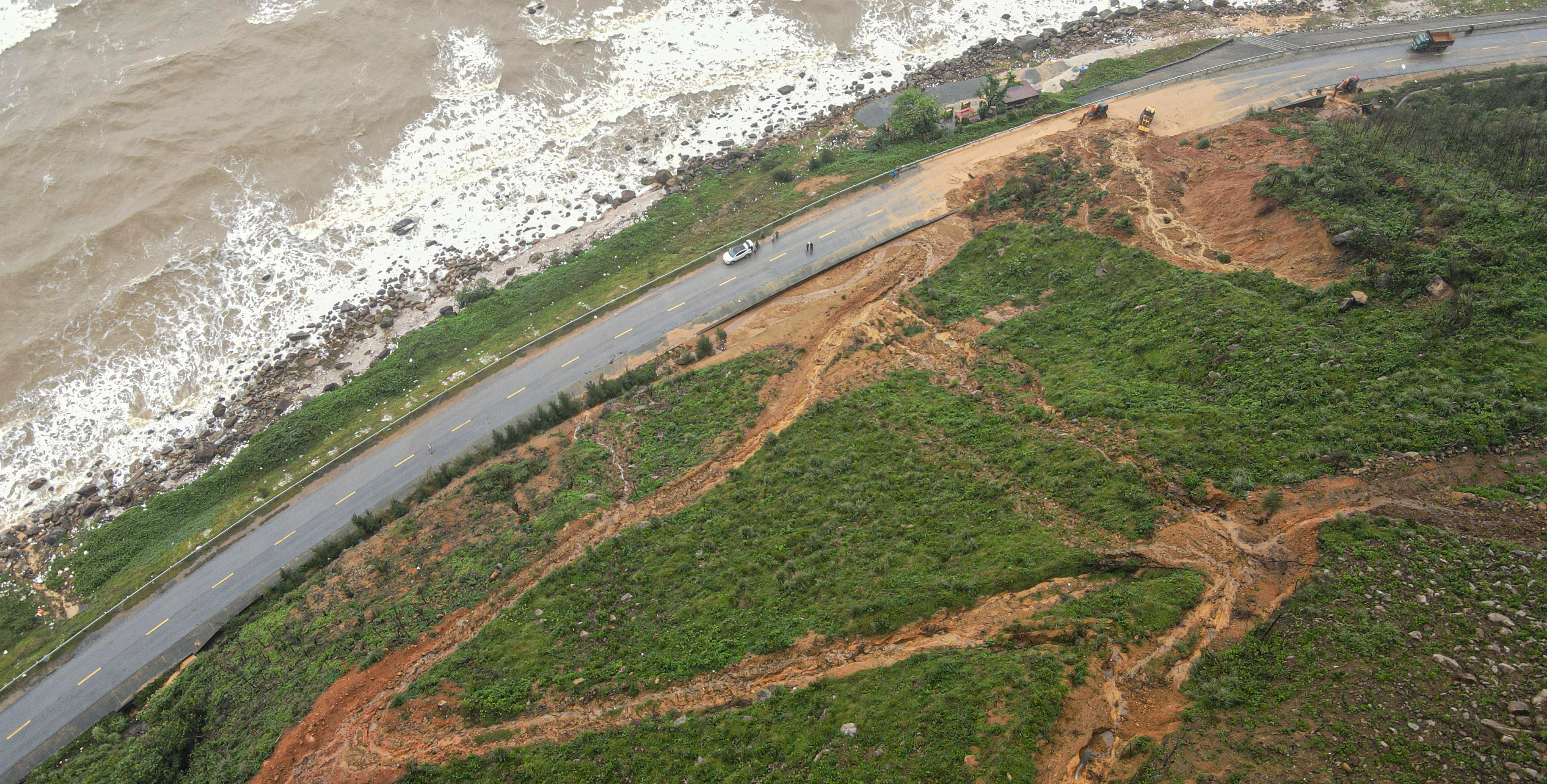 Đại diện Trung tâm quản lý, bảo trì hạ tầng giao thông, Sở Xây dựng Hà Tĩnh cho biết, hiện ngành đang phối hợp với các địa phương kiểm tra toàn bộ tuyến ven biển và các đoạn đường kết nối cao tốc, đánh giá nguy cơ tiếp tục sạt lở, đồng thời chỉ đạo đơn vị thi công huy động phương tiện cơ giới thu dọn, san gạt đất đá, khơi thông cống rãnh, đảm bảo lưu thông sớm nhất có thể. Ảnh: Cẩm Kỳ &nbsp;