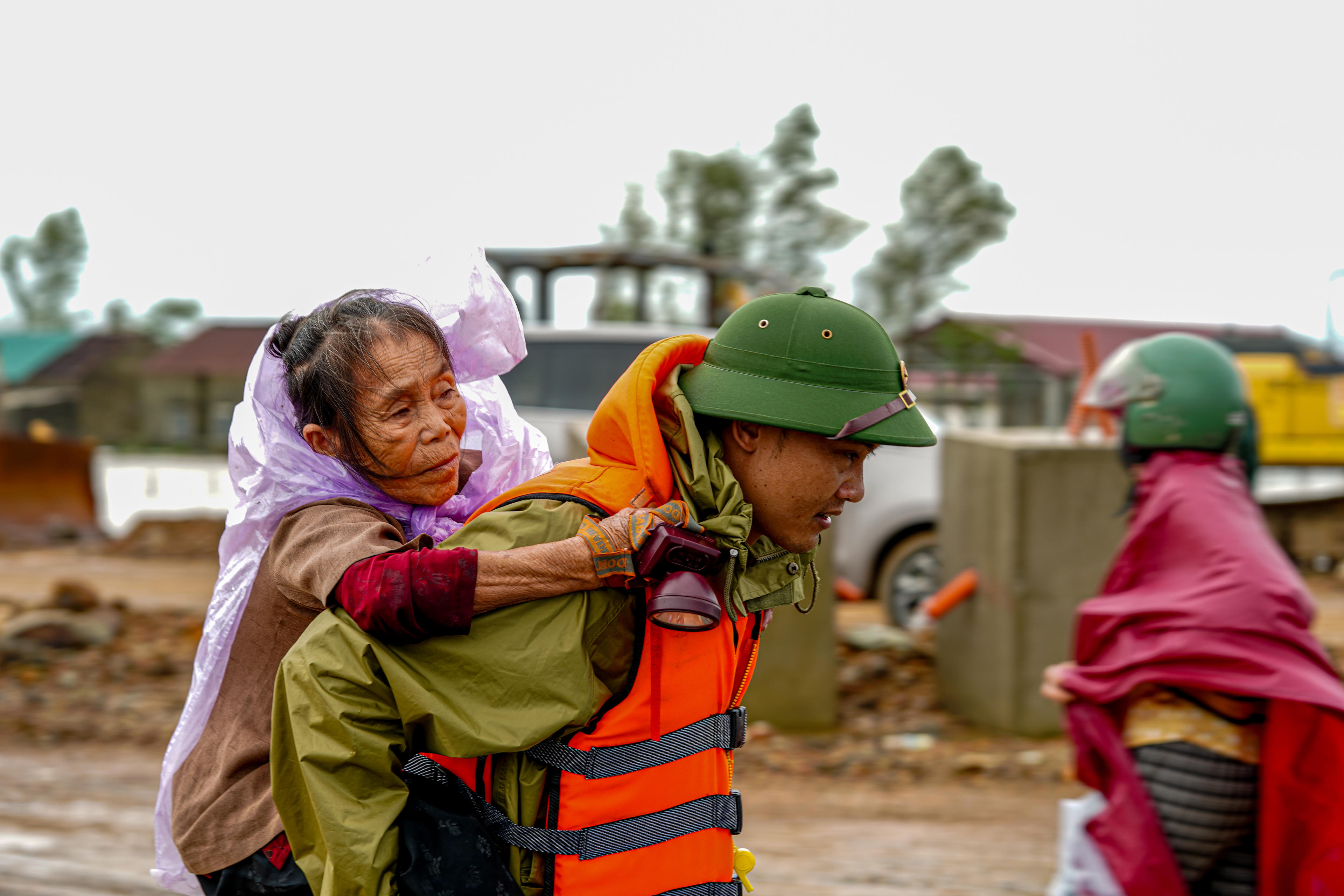 Ưu tiên đưa người già, phụ nữ mang thai, trẻ em và những hộ gia đình có hoàn cảnh khó khăn ra khỏi vùng nguy hiểm. Ảnh: Cẩm Kỳ&nbsp;