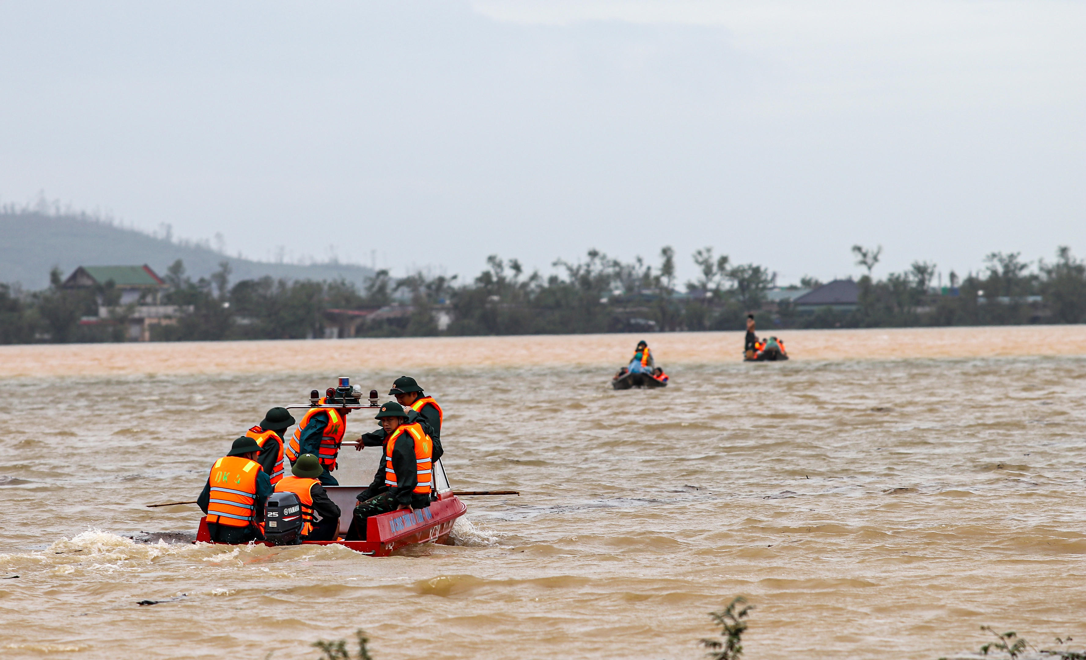 Ca nô được điều động liên tục để đưa 2.000 người dân vùng ngập sâu đến nơi an toàn. Ảnh: Cẩm Kỳ