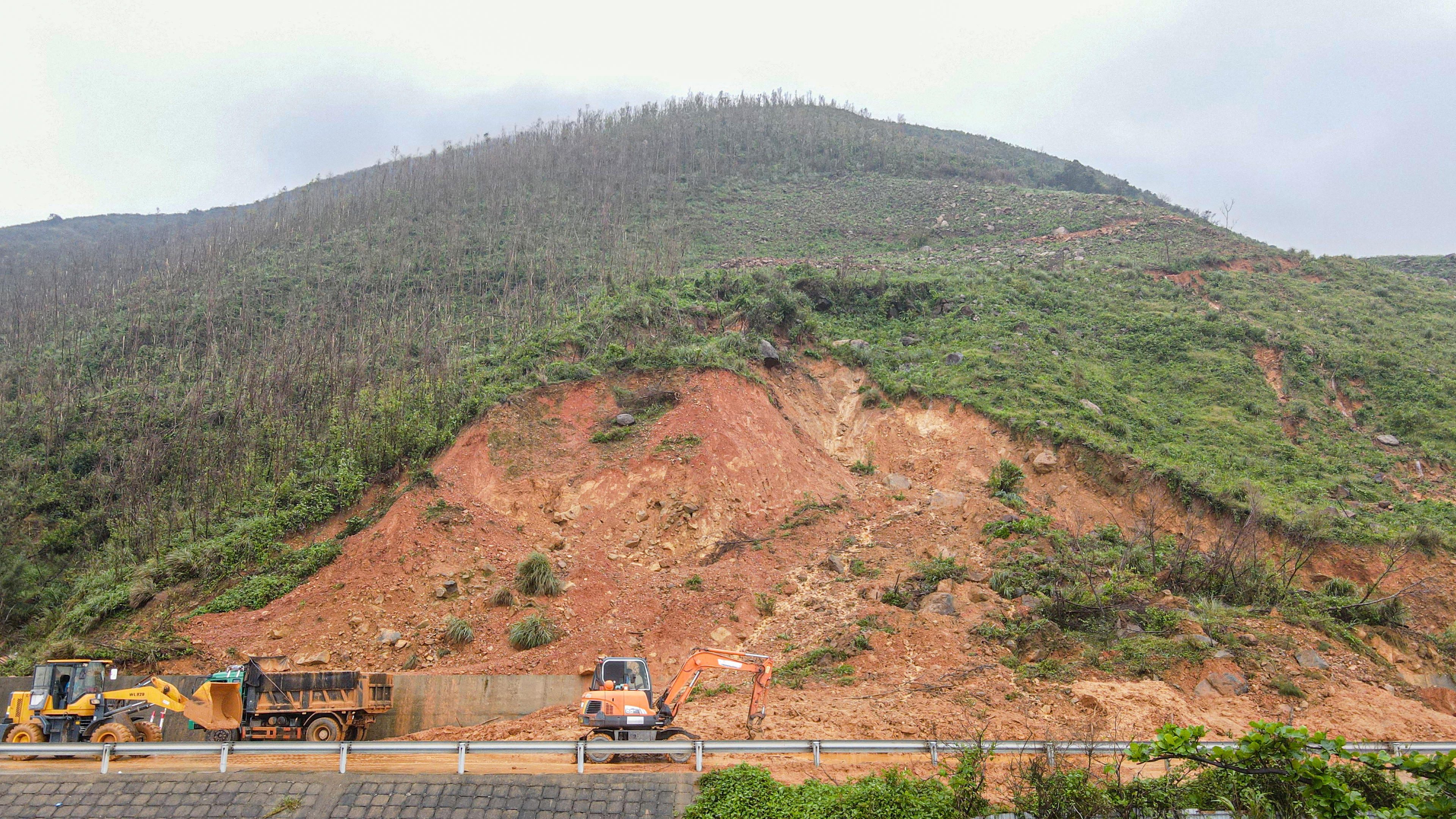 Theo ghi nhận của phóng viên Báo Đại đoàn kết, từ tối 30/10 đến sáng 31/10, mưa lớn xuất hiện trên diện rộng khiến nhiều khu vực ở Hà Tĩnh ngập sâu, giao thông bị chia cắt. Ảnh: Cẩm Kỳ