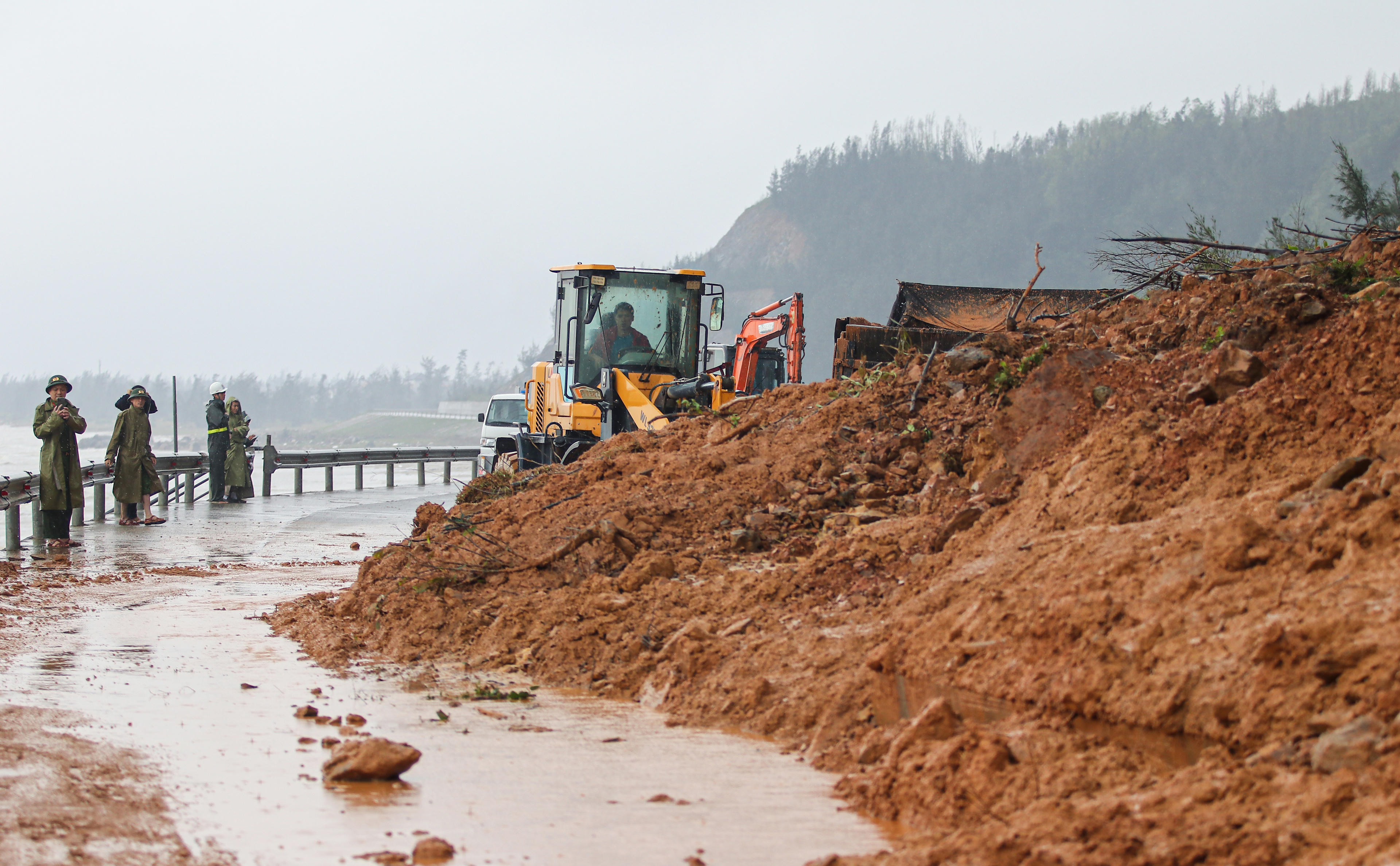 Ngay sau khi xảy ra sạt lở, chính quyền địa phương phối hợp cùng các lực lượng chức năng đã lập rào chắn, cắm biển cảnh báo ở hai đầu tuyến, cấm người và phương tiện qua lại. Ảnh: Cẩm Kỳ