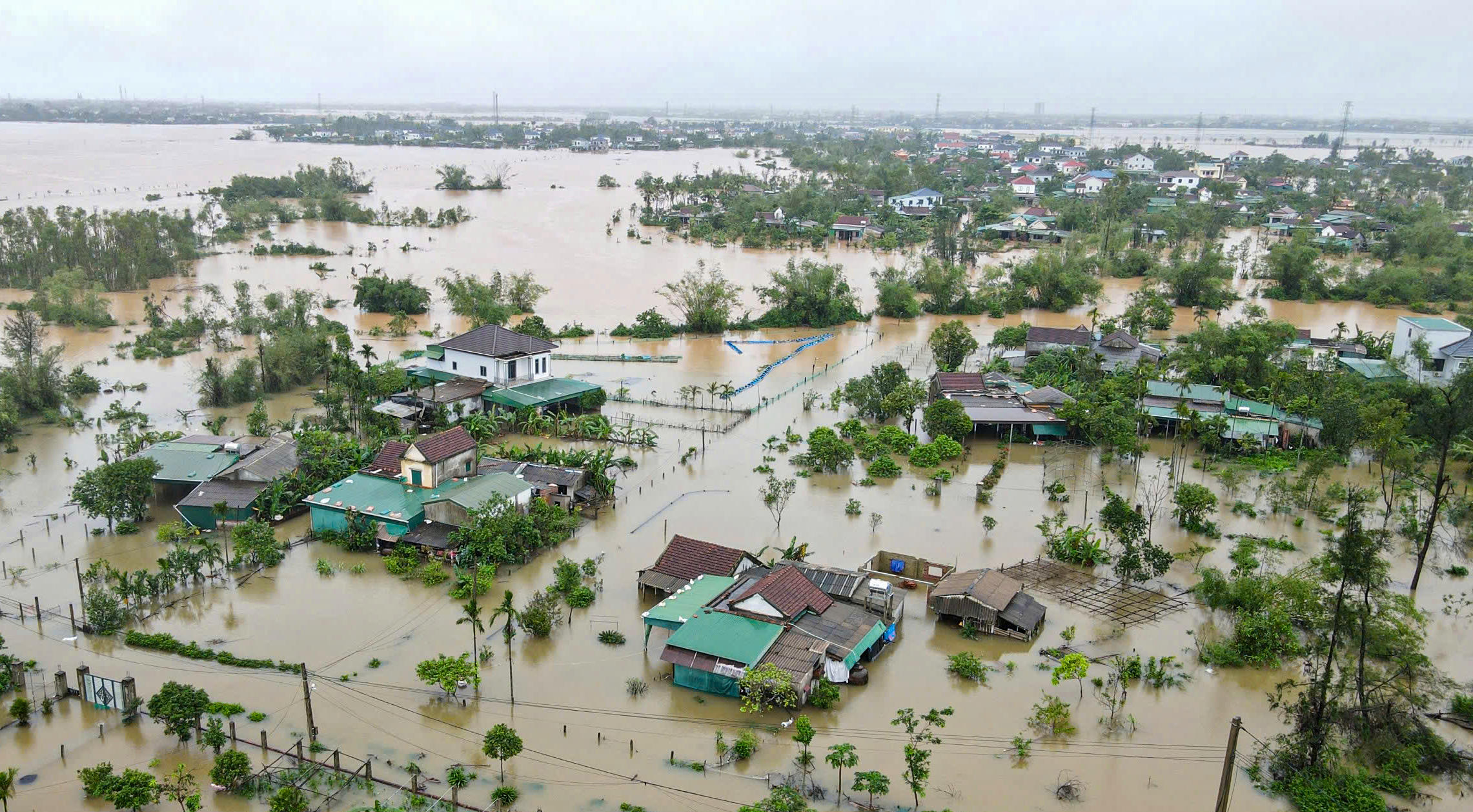 Nhiều khu vực ngập sâu gần 2m, buộc người dân phải khẩn trương di dời tài sản lên vị trí cao để hạn chế thiệt hại. Ảnh: Cẩm Kỳ&nbsp;