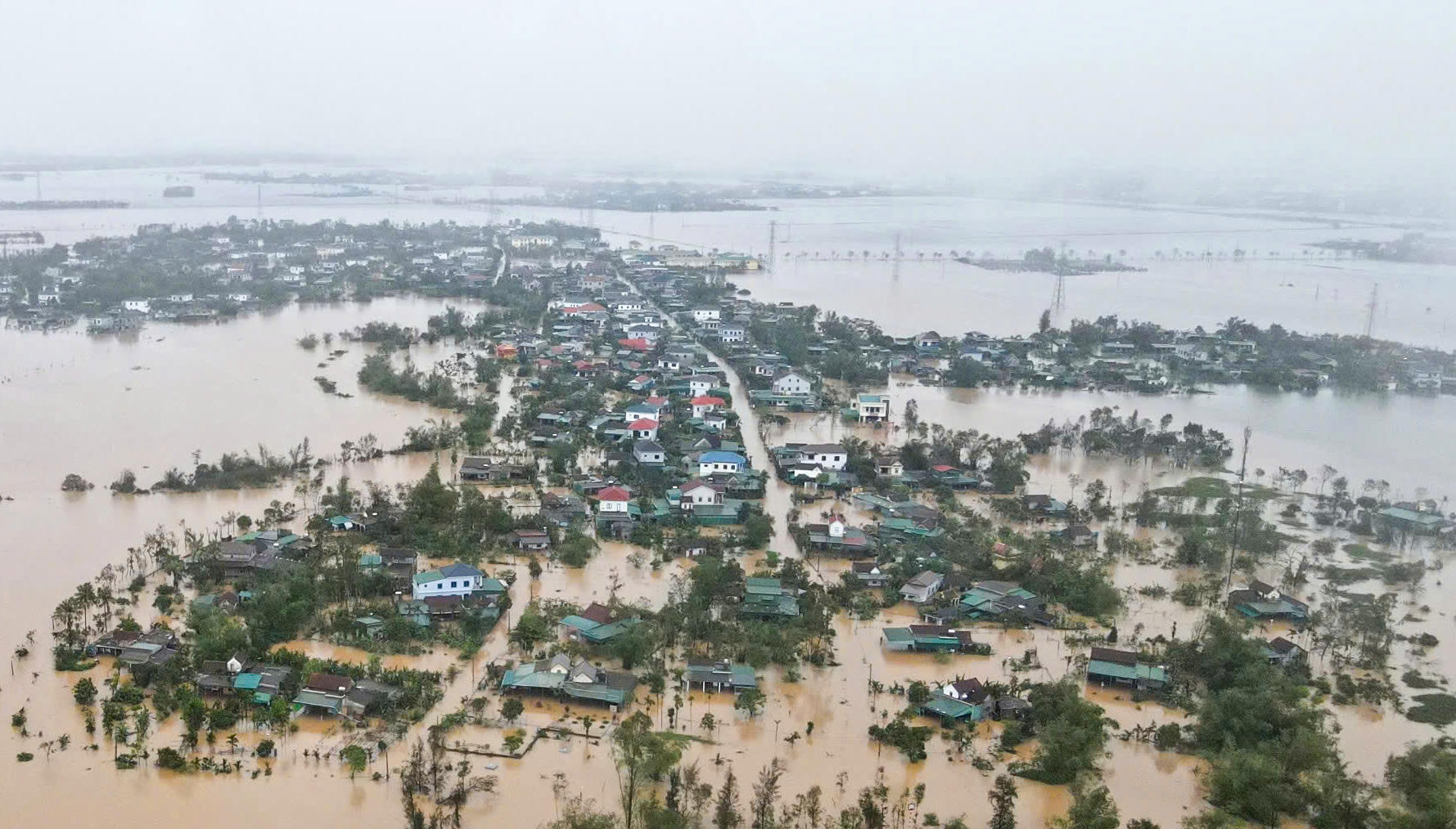 Trước diễn biến mưa lớn kéo dài, mực nước sông Ngàn Mọ tiếp tục dâng nhanh, cùng với hồ Kẻ Gỗ xả tràn khiến nhiều khu dân cư vùng hạ du bị ngập sâu. Ảnh: Cẩm Kỳ&nbsp;