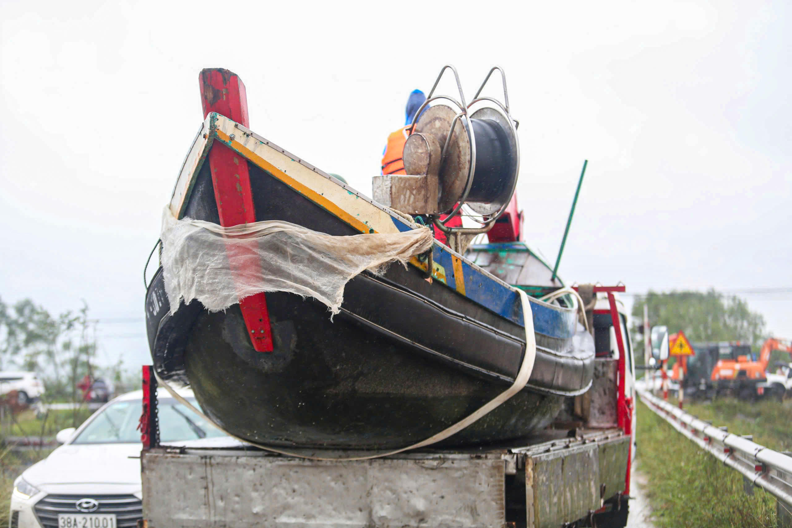 Chính quyền địa phương phối hợp với lực lượng quân đội, công an và dân quân tự vệ để mở rộng lực lượng cứu hộ khi tình hình tiếp tục phức tạp. Ảnh: Cẩm Kỳ&nbsp;