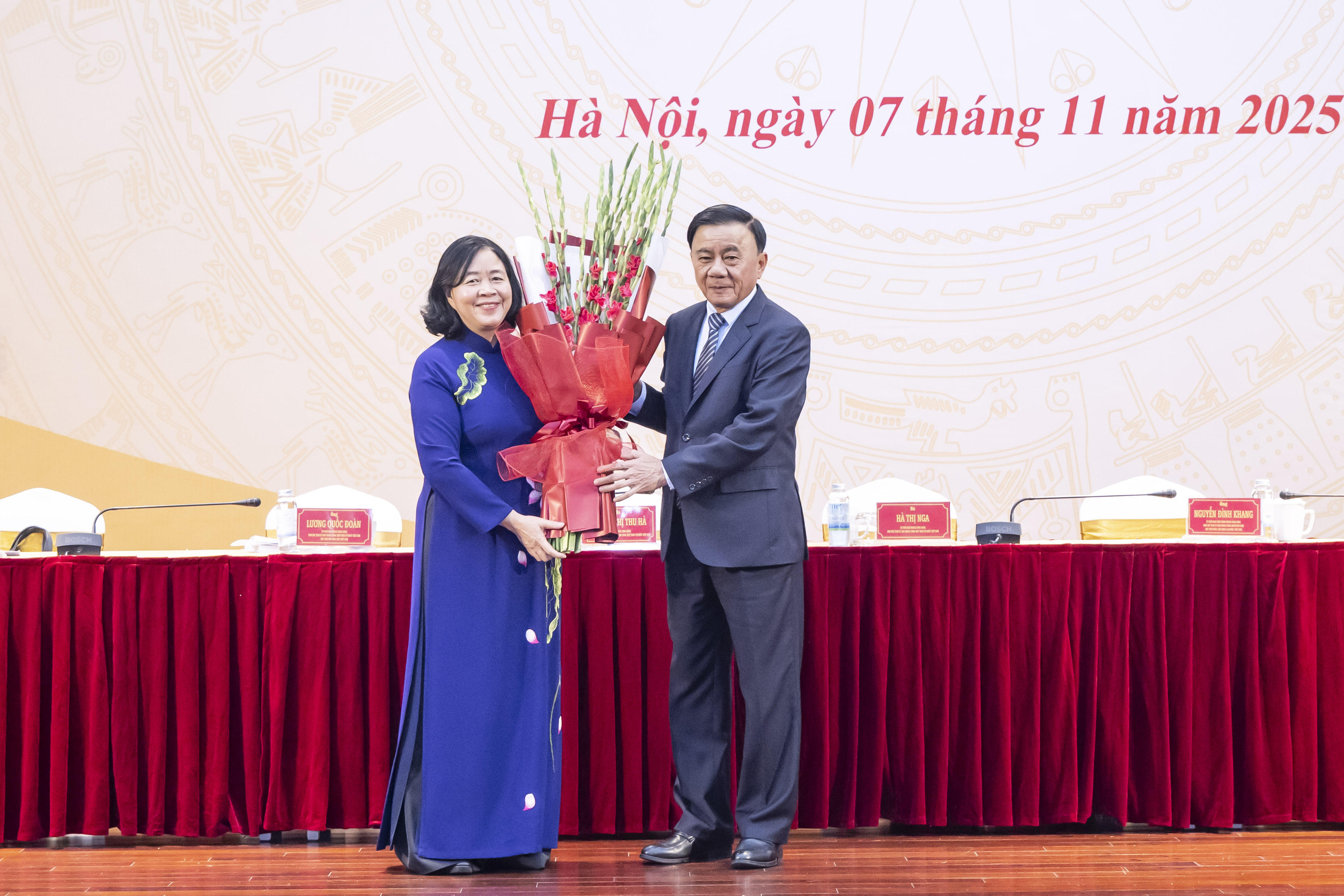 Thường trực Ban Bí thư Trần Cẩm Tú tặng hoa chúc mừng&nbsp;tân Chủ tịch UBTƯ MTTQ Việt Nam Bùi Thị Minh Hoài. Ảnh: Quang Vinh.