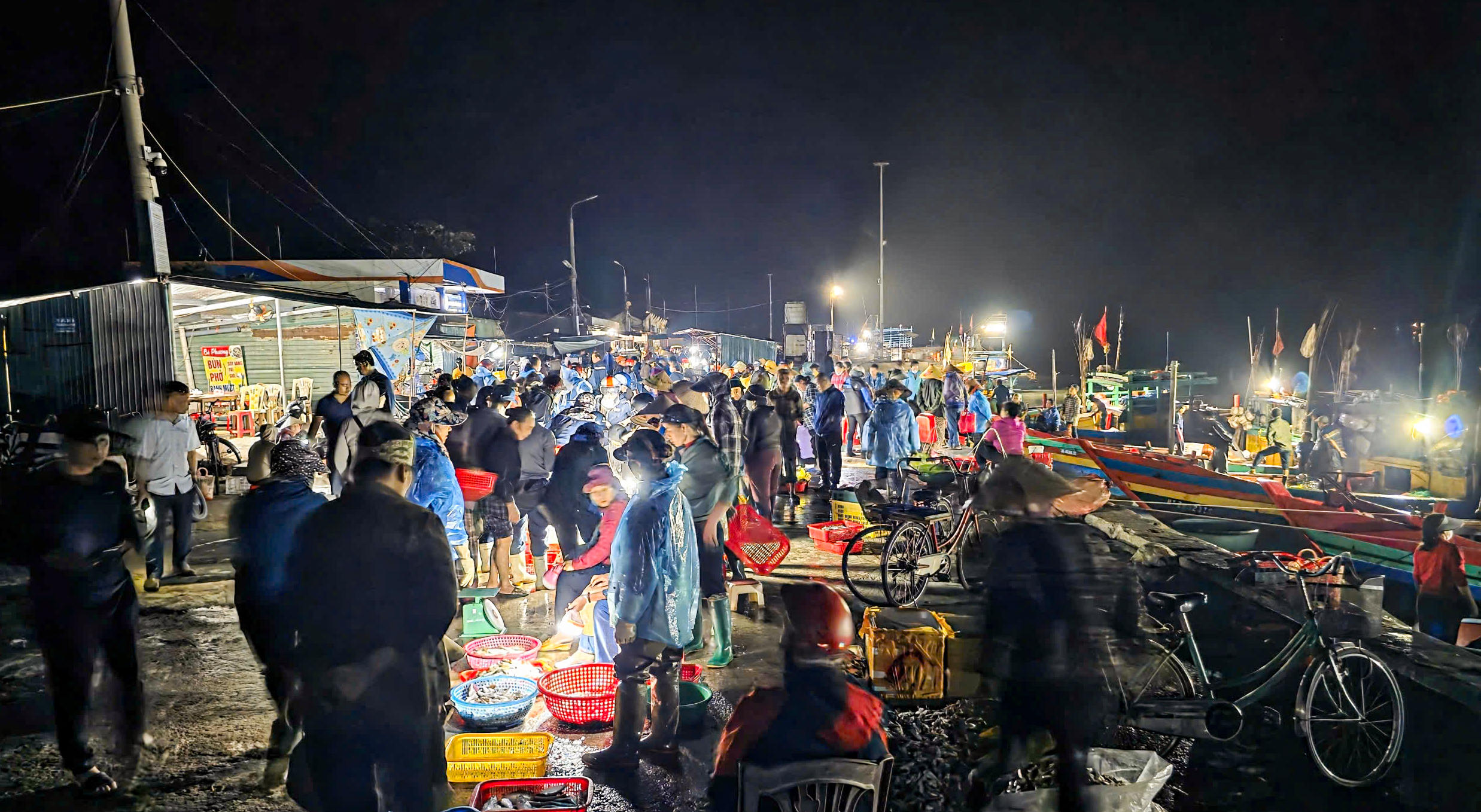 Từ nhiều năm nay, cảng Cửa Sót (xã Lộc Hà, tỉnh Hà Tĩnh) được xem là chợ đầu mối hải sản lớn nhất Hà Tĩnh. Mỗi ngày, hàng trăm thương lái từ trong tỉnh và các địa phương lân cận như Thanh Hoá, Nghệ An, Quảng Trị… tìm về đây thu mua hải sản tươi sống để phân phối cho các chợ và cơ sở chế biến. Ảnh: Cẩm Kỳ&nbsp;