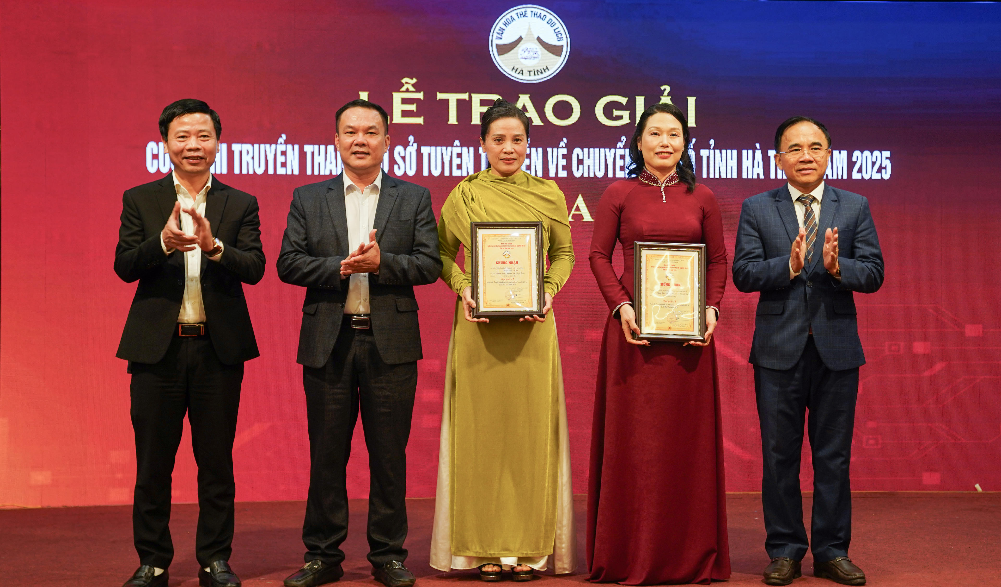 Ban Tổ chức trao giải A cho các tác giả xuất sắc đoạt giải. Ảnh: Cẩm Kỳ 