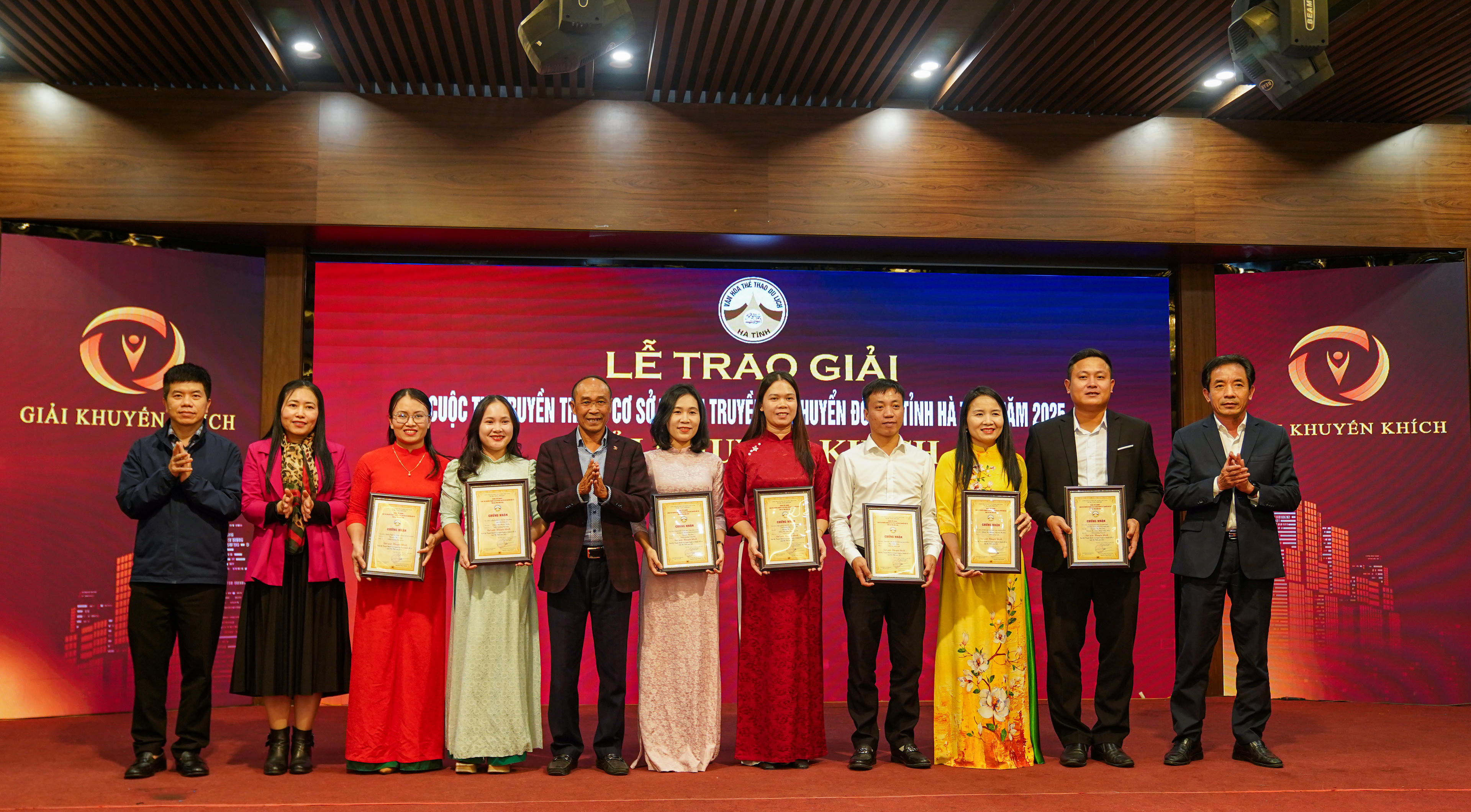 Ban Tổ chức trao giải khuyến khích cho các tác giả, nhóm tác giả. Ảnh: Cẩm Kỳ 