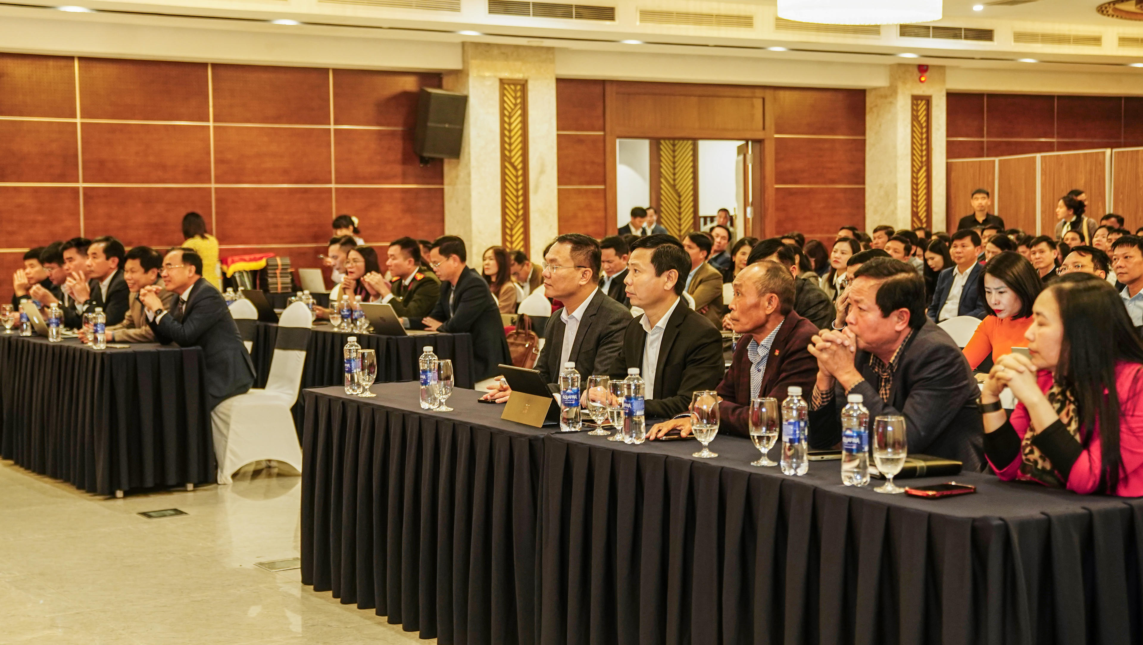 Các đại biểu tham dự buổi lễ. Ảnh: Cẩm Kỳ 