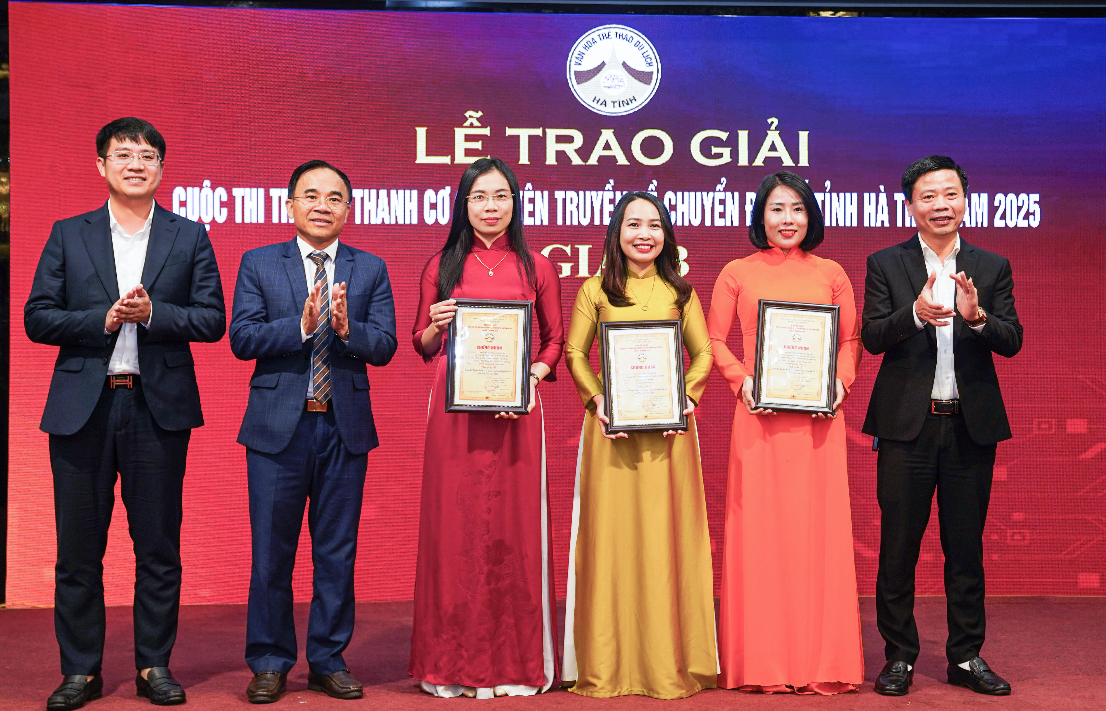 Ban Tổ chức trao giải B cho các tác giả đoạt giải. Ảnh: Cẩm Kỳ 